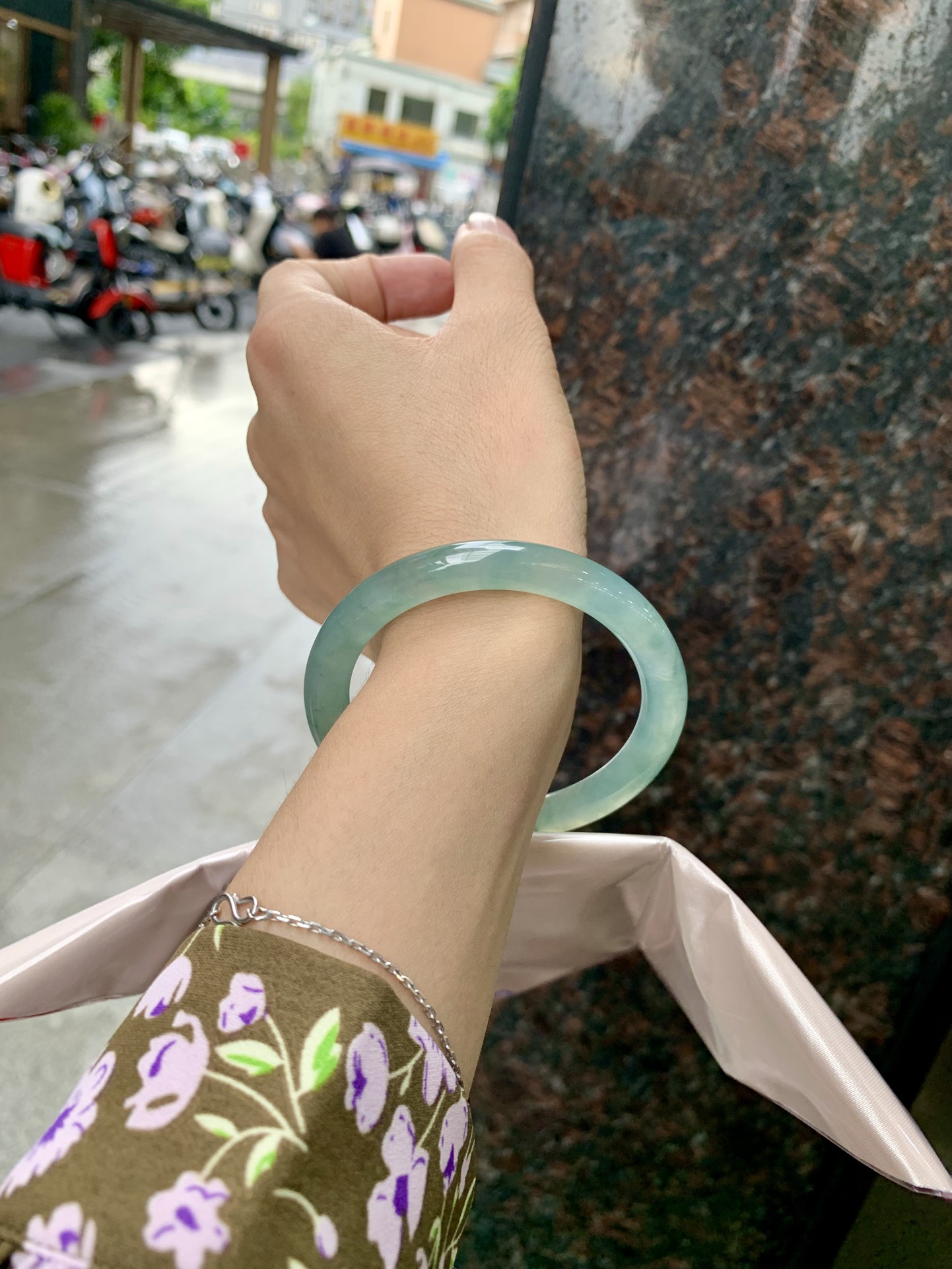 冰蓝美人条 53.8-8.2-8 0824-X634 打灯细纹，底妆冰胶润，千变万化的冰晴蓝底色，拥有海的颜色，却散发着星空的光芒，这是一只来自冰川蓝的清冷气质仙女镯