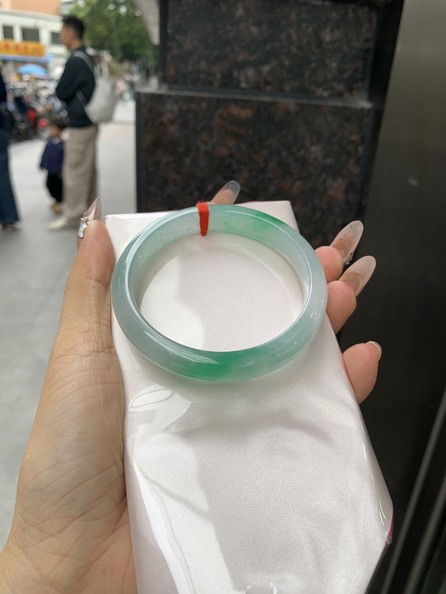 正圈 57.5-7.5-10.7 0304-2X51-2 打灯细纹，底妆冰透润细腻，飘两抹冰绿花，鲜艳得像新冒头的嫩芽，灵动清新，即柔和又充满生机。