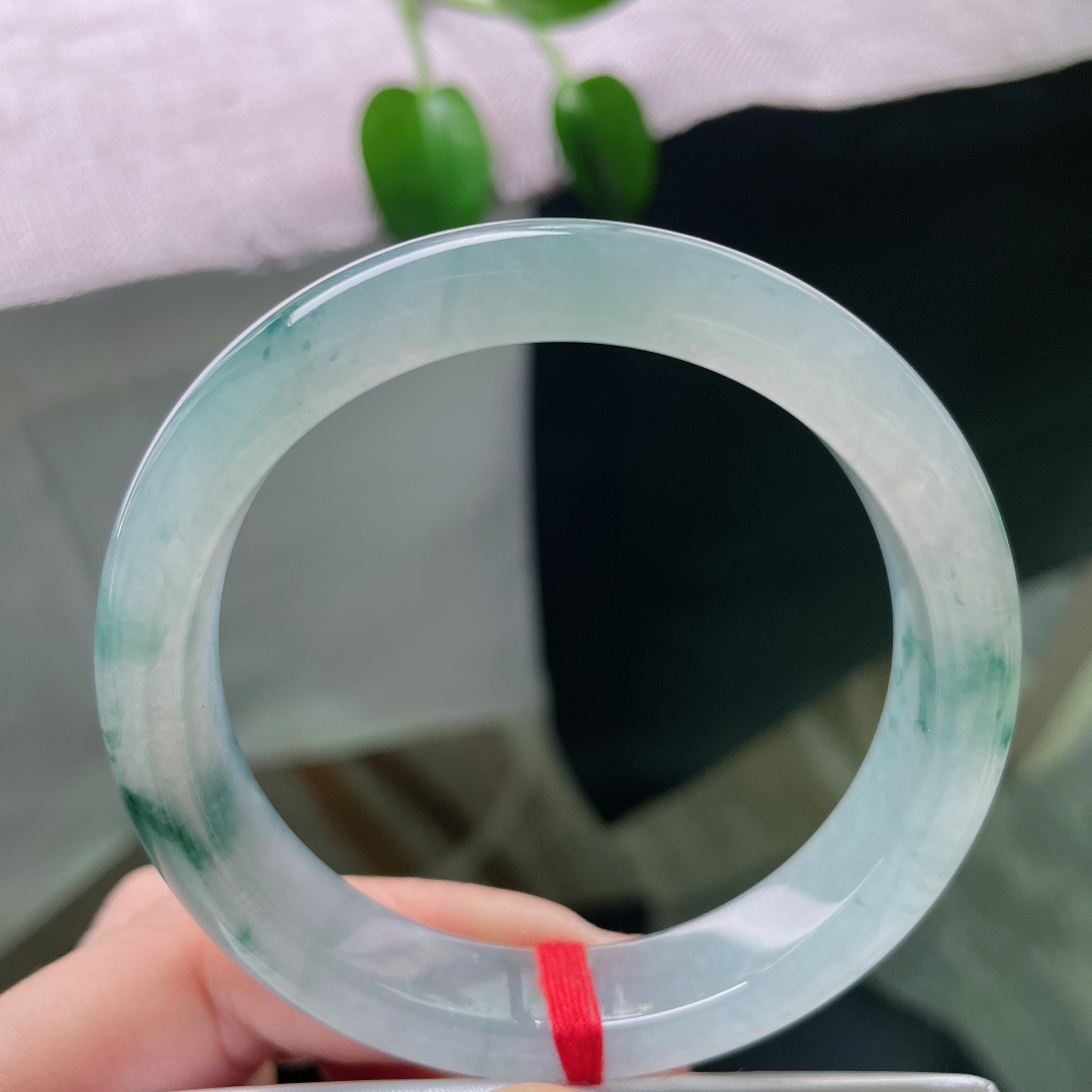 56.6/12.3/8.3，飘花正圈，无裂，冰底澄澈通透，蓝花若远山烟云，素镯简约，藏独一份东方意境。ss56791a
