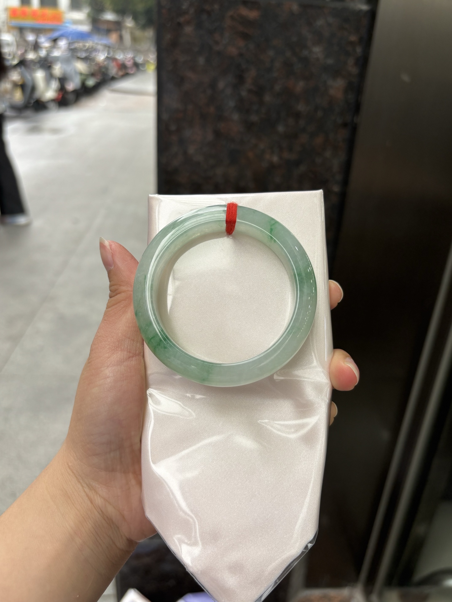 飘绿花正圈 53.9-13.2-9 0321-N270 无裂，底子水润细腻，阳绿飘花自然晕染，像春日里的嫩芽，温柔又有生机。