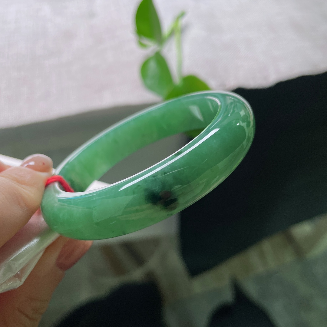 54.3/13/8.8，绿底正圈，一点皮纹，满圈底色均匀柔和，自带流动的墨色飘丝，绿意灵动不散，韵味十足。ss56363a