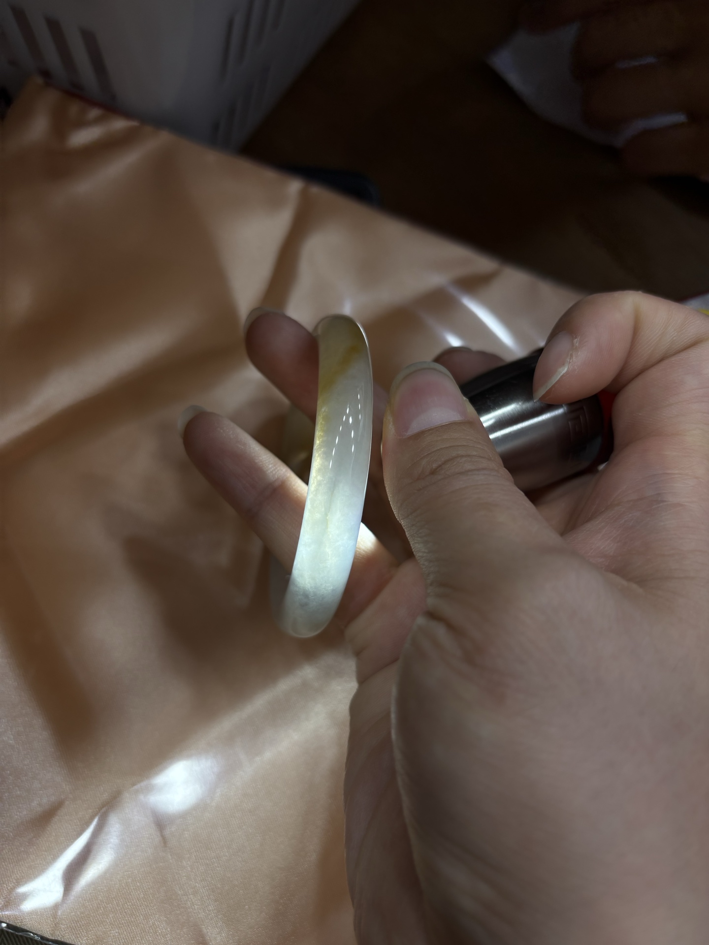 飘黄翡正圈 54.7-9.2-6.1 0321-N269-1 有纹裂，底妆细腻冰润，一节黄翡飘花浓郁灵动，宛若一天黄金彩带摇曳生姿。