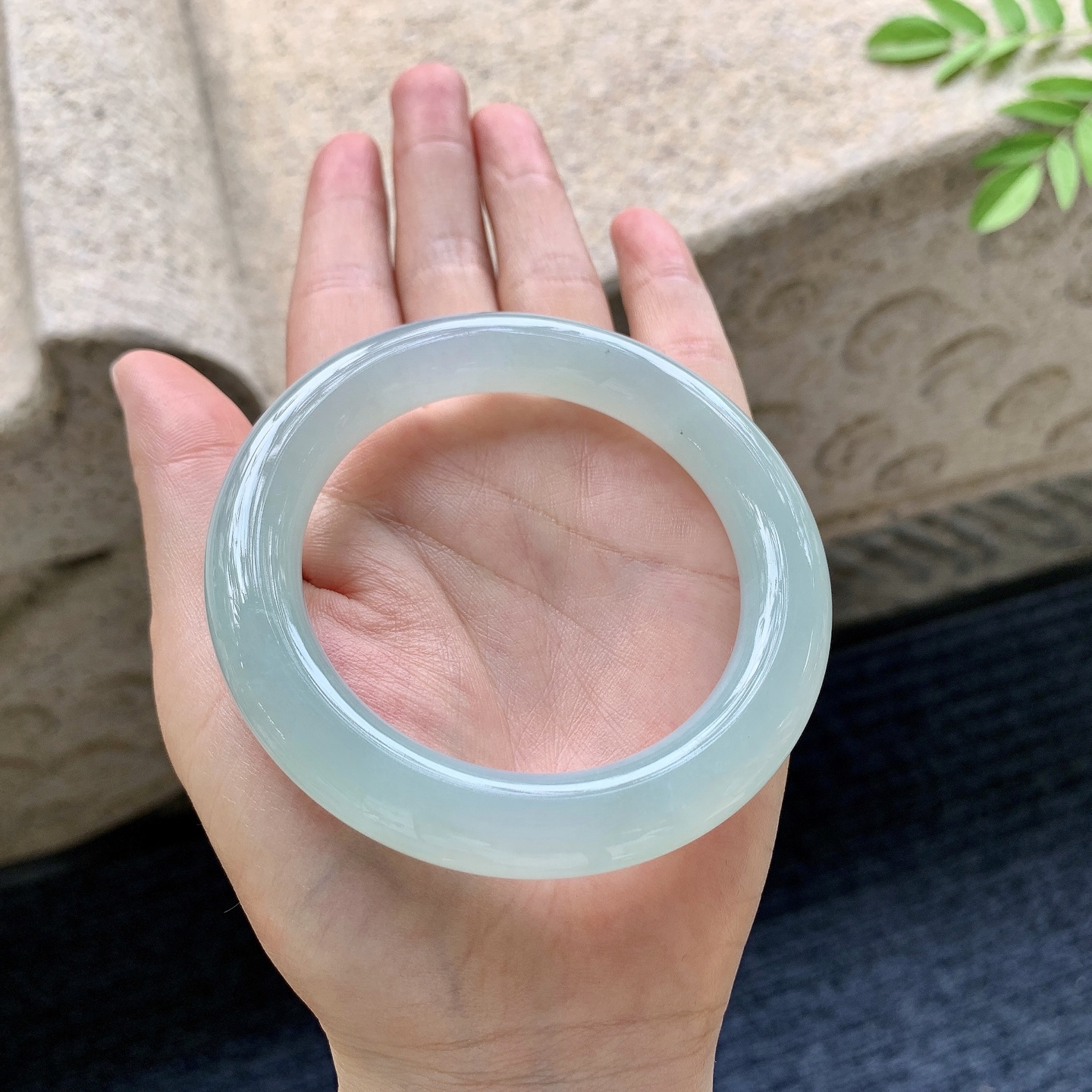 圆条55 56 圈口56/10.7/11.3 编码AF091935 冰糯淡绿，水润，种老，细腻，无裂