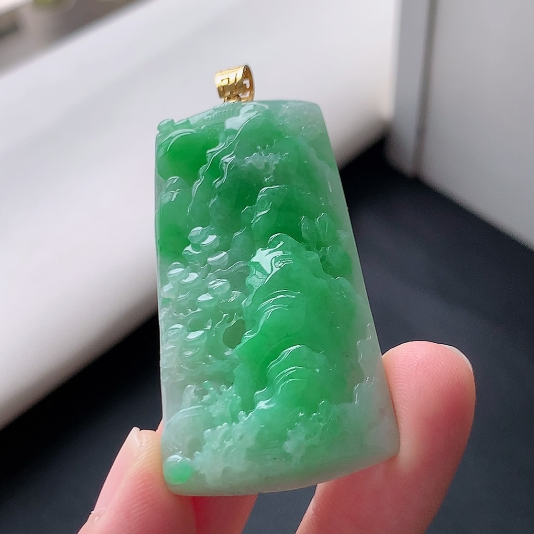 ️ 冰飘绿山水牌吊坠 翠色明媚，底子细腻莹润，佩戴清新优雅 货04831，49.9-25.7-9.2