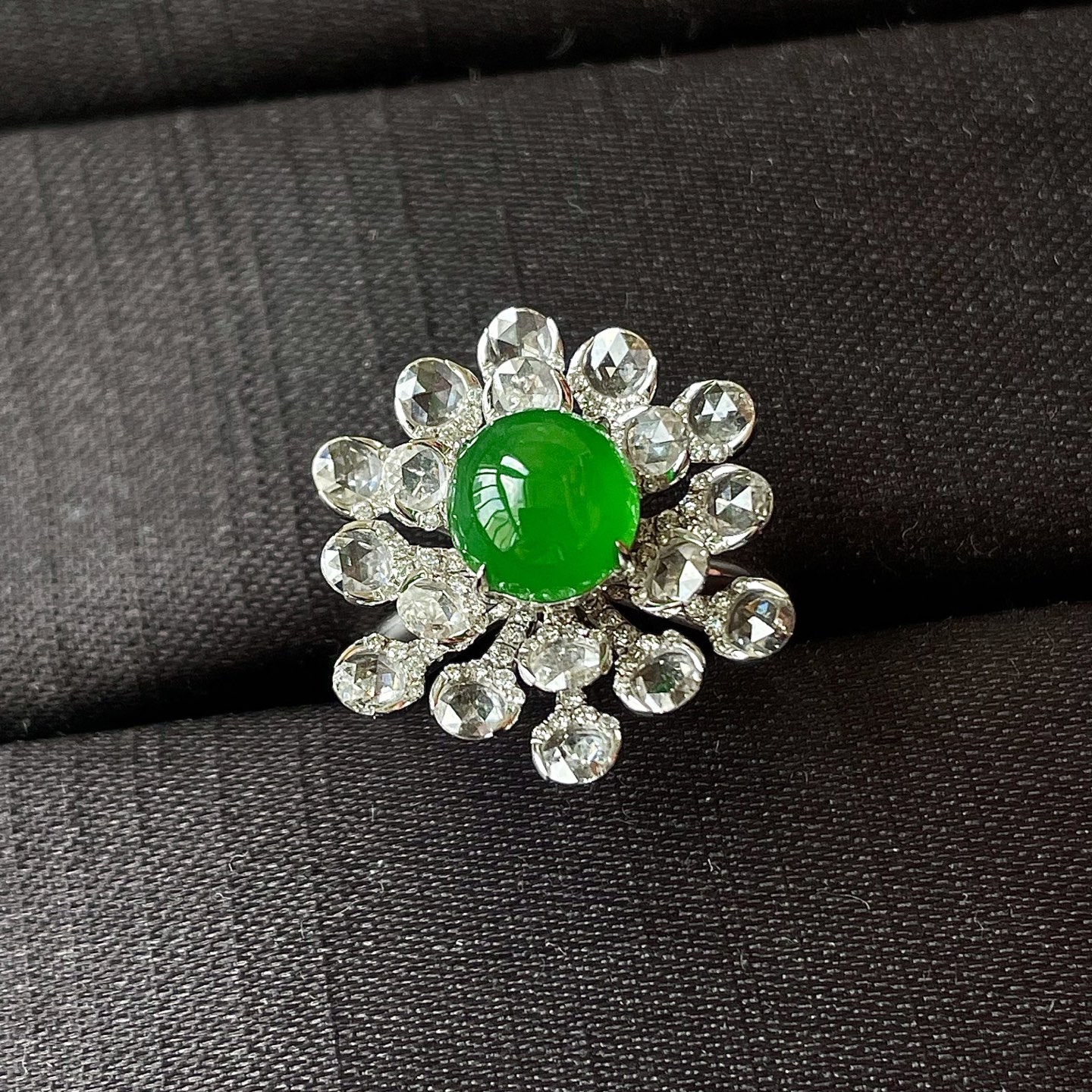 ️缅甸冰种阳绿戒指，18k金镶嵌，色辣，饱满水润，无裂，裸石尺寸7.8/7.2/5--18.4/12.2编码0917好数字