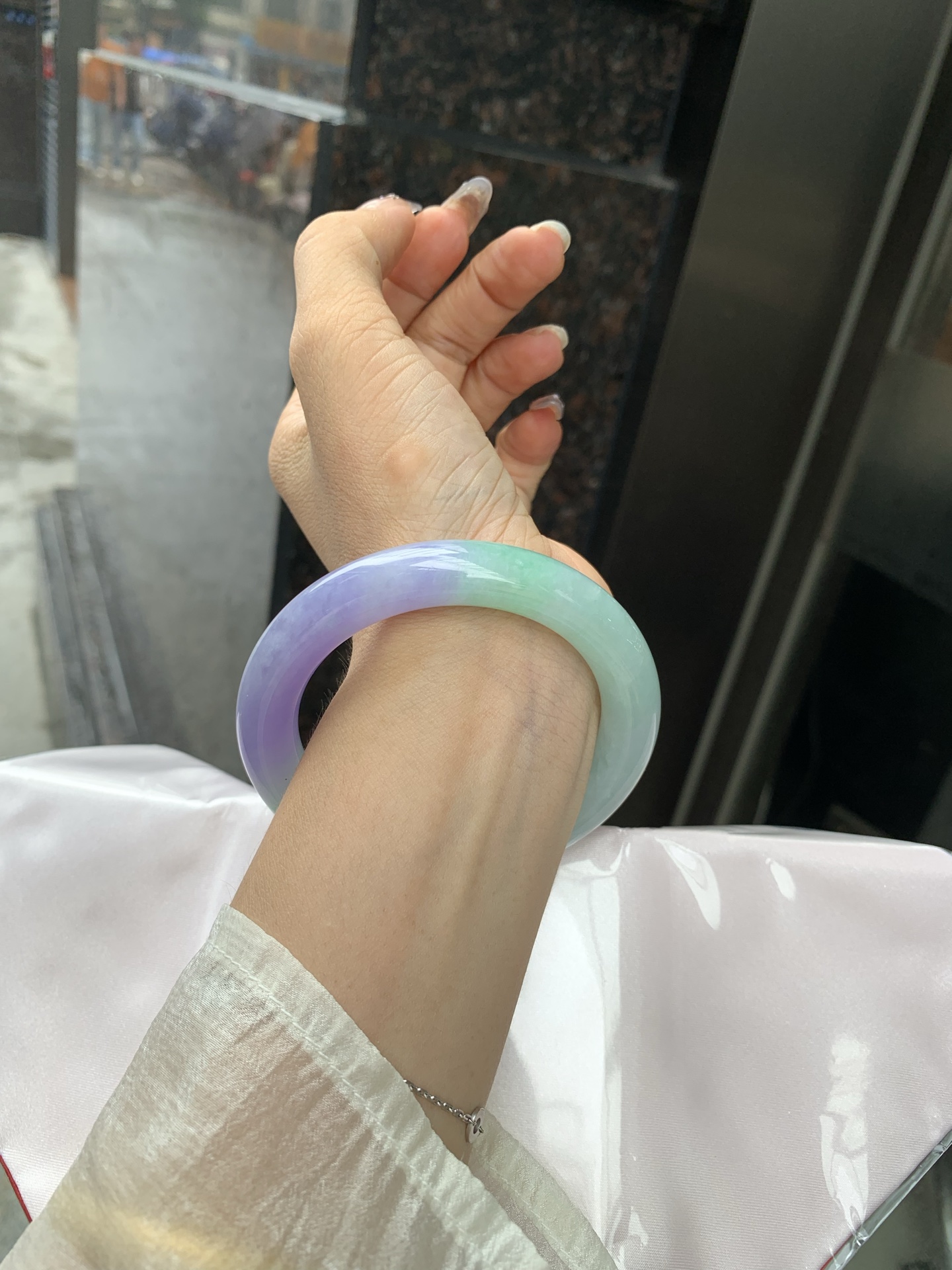 浓紫春彩圆条 56.5-10.7-10.5 0519-N764 打灯多处纹，烟雨入春俏，彩祥出云端，果阳绿花色碰上浓妆艳抹妖紫，像是融化了春天，所有美好交织在一起，上手贵气显眼