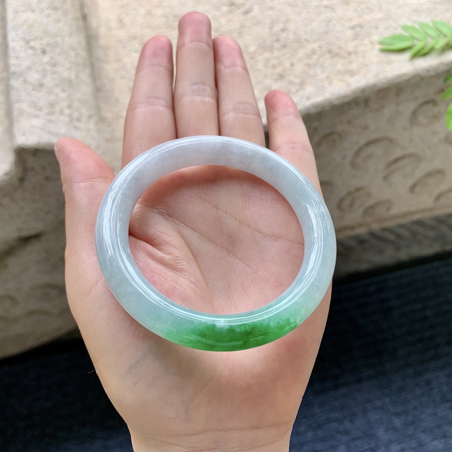 圆条52 53 圈口53/9.6/9.4 编码WW090830 糯冰飘绿，水润，种老，细腻，打灯有纹线