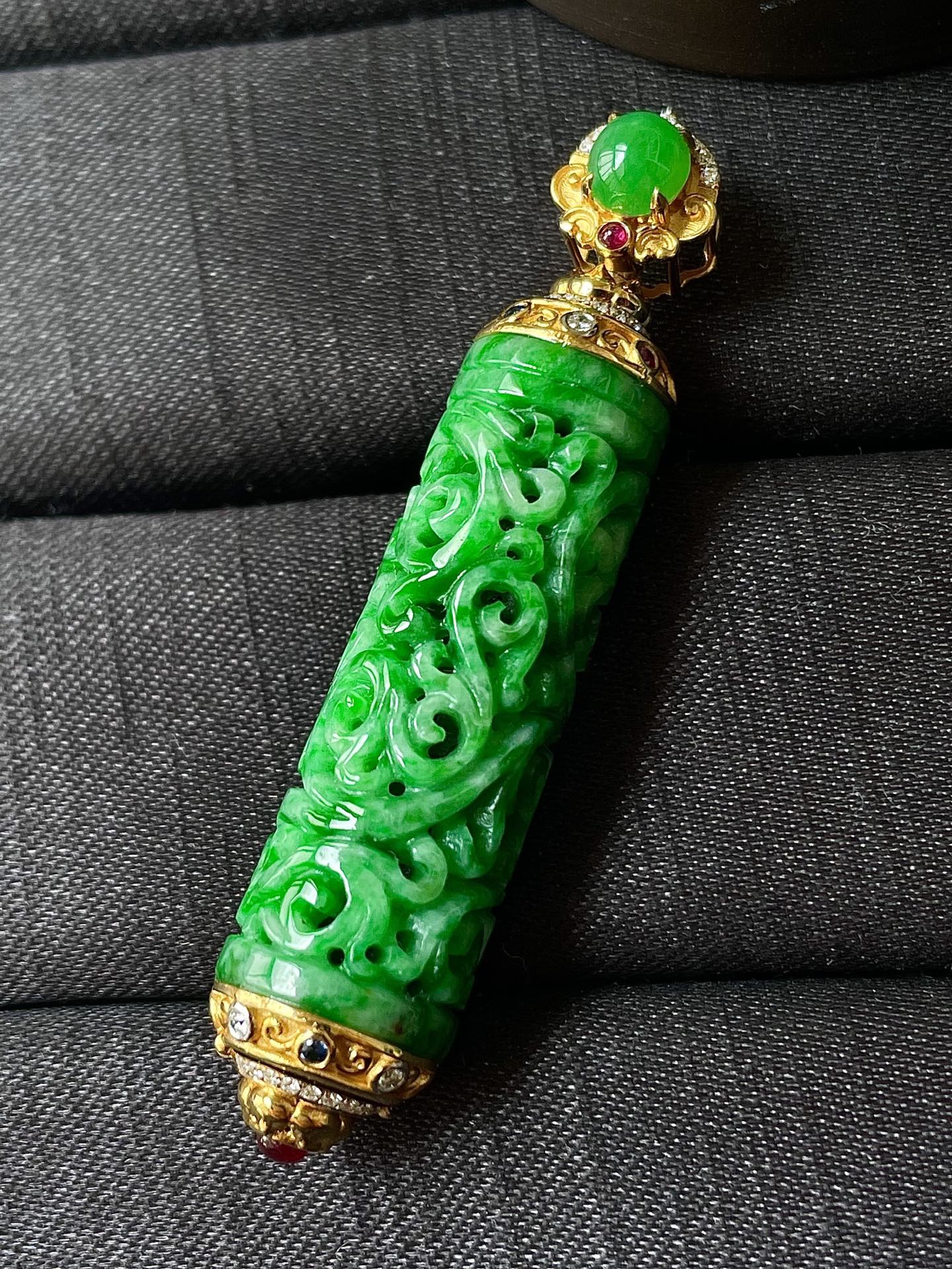 ️缅甸冰种阳绿雕花圆柱吊坠，色辣，18k金镶嵌，饱满水润，无裂，裸石尺寸34.6/12--57.8
