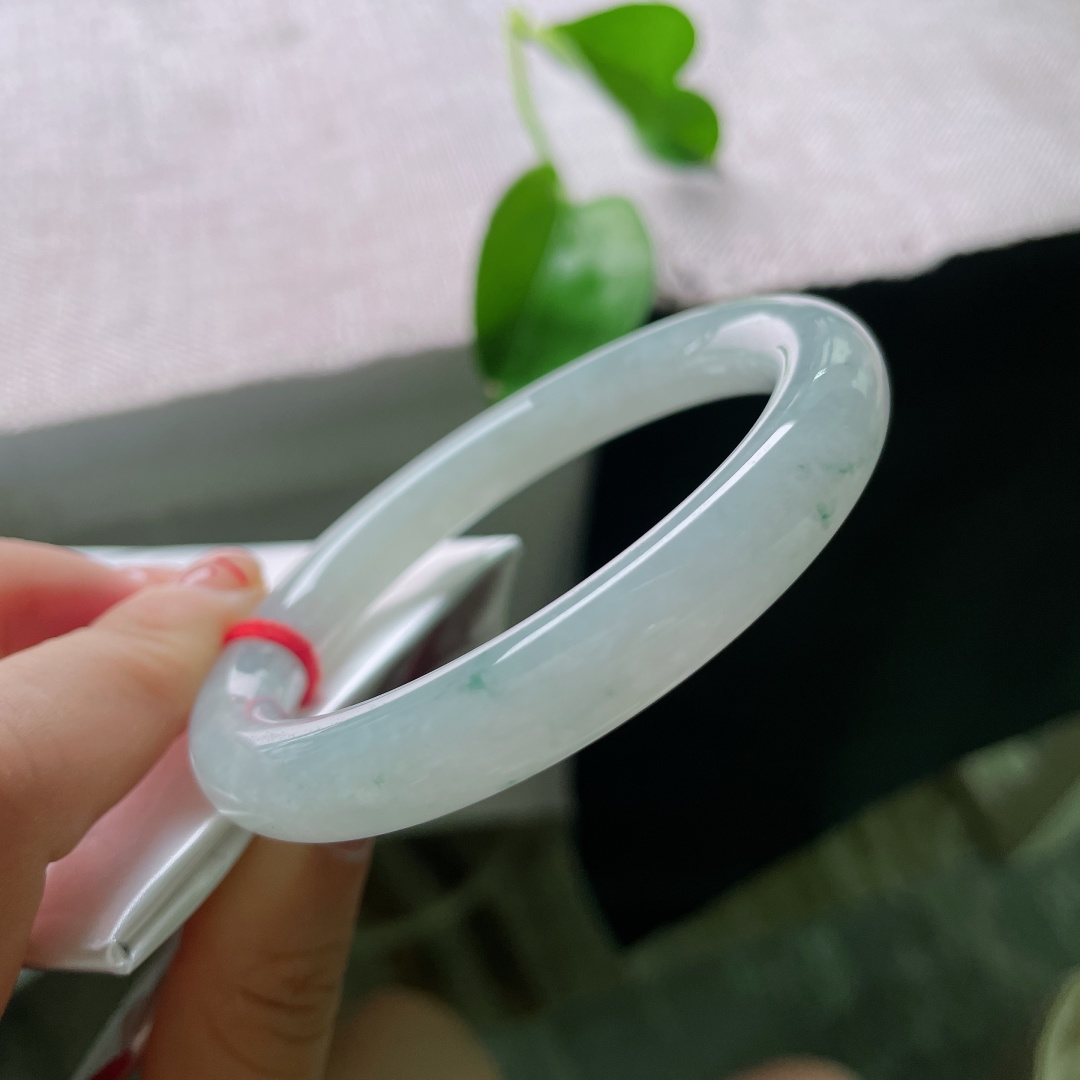 57.1/9.8，飘花圆条，缀数点清新绿飘花，简约清透灵气十足，皮纹，ss52508a