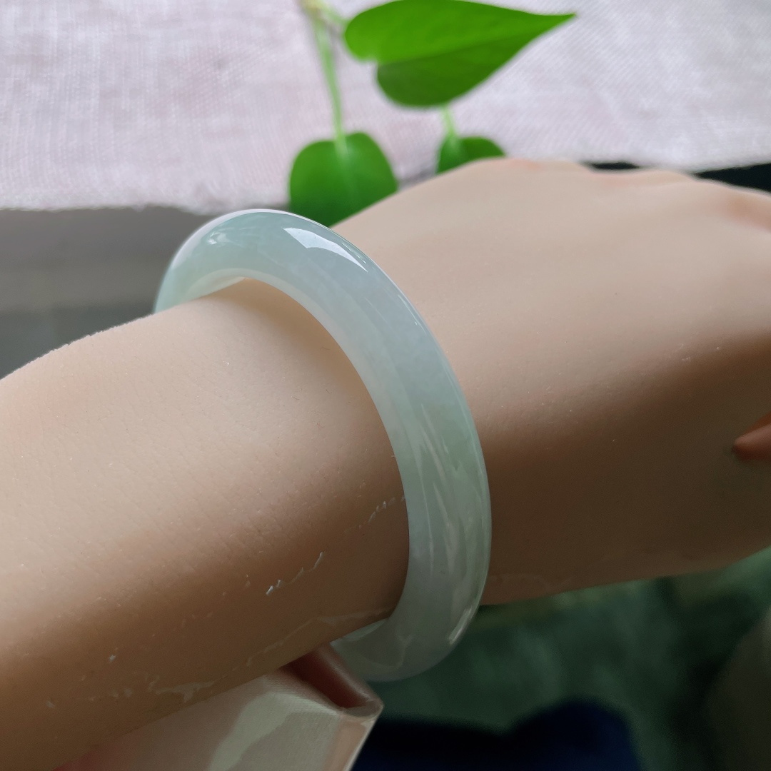 50.7/9.1/7.7，蓝底正圈，一点皮纹，洒金，一抹淡晴铺满镯身，质地细腻莹润，天然玉料保留原生细微印记。ss59474a