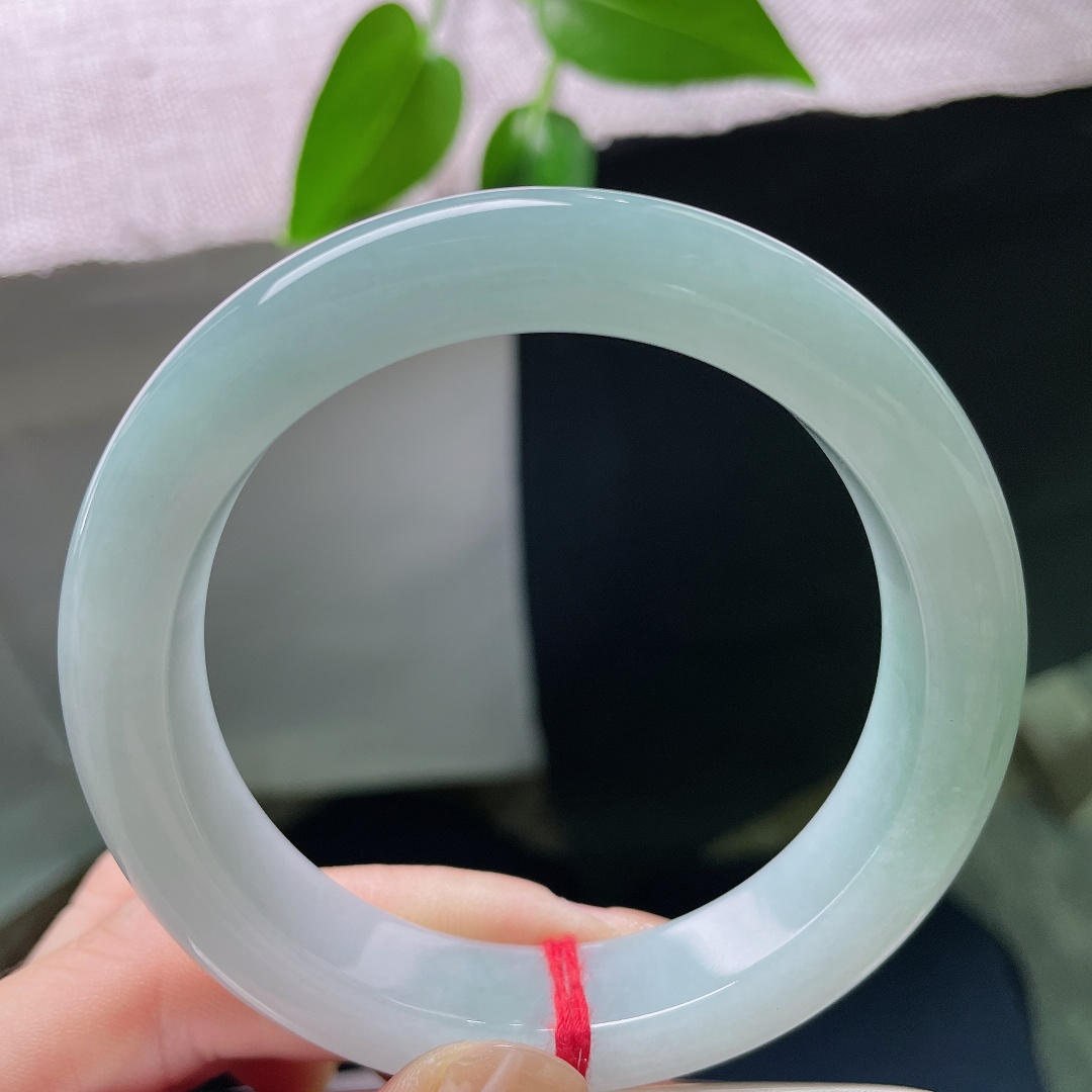 55.8/12.5/9.1，蓝底正圈，一点皮纹，底子细腻柔和，一抹浅晴铺满镯身，胶感淡淡，耐看而不浮
