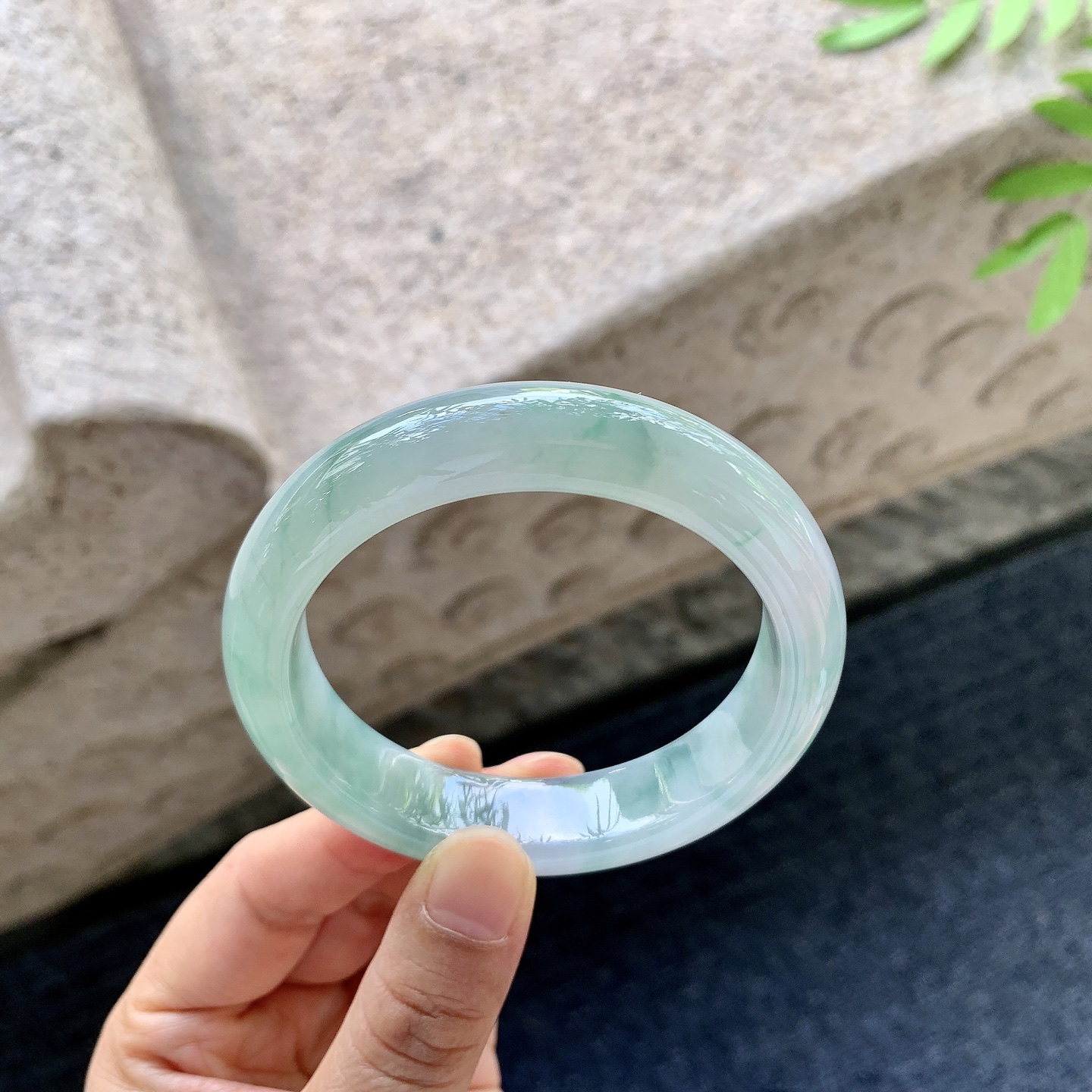 正圈53 54 圈口54.8/13.2/8.5 编码Q5090781 细糯飘绿，水润，种老，细腻，无裂