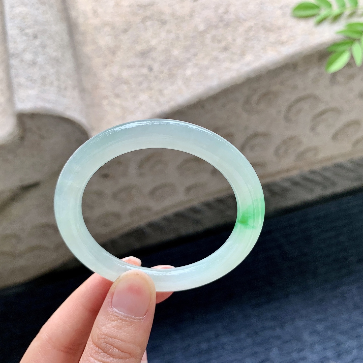 圆条48 49 圈口49.7/6.9/8.3 编码AF091983 糯冰飘绿，水润，种老，细腻，有纹线
