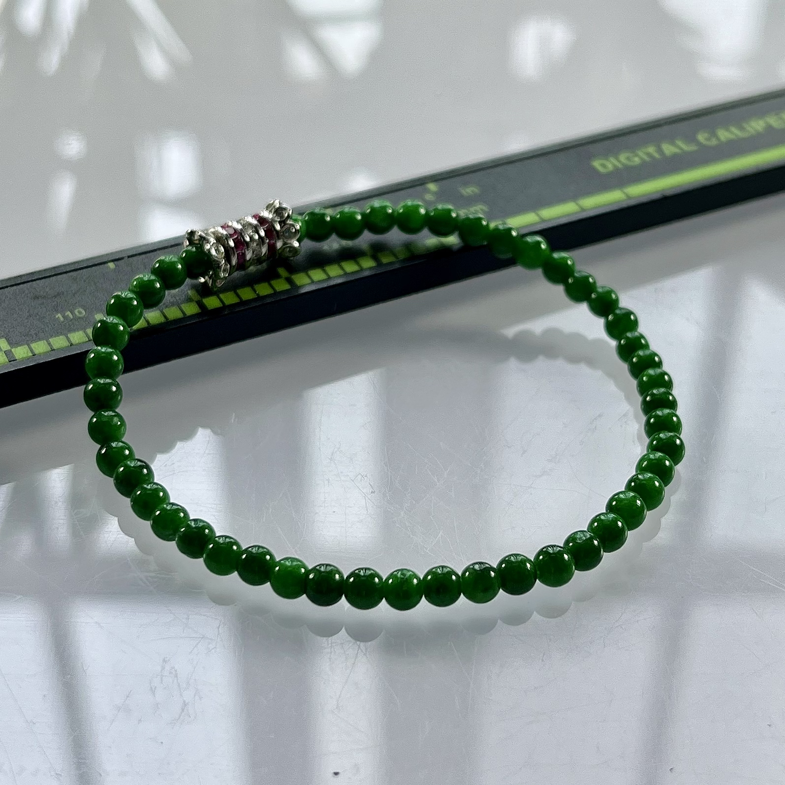 缅甸天然翡翠A货，卡3.6冰润满绿辣绿圆珠手串手链，尺寸：3.6mm/47颗，重量：5.00g