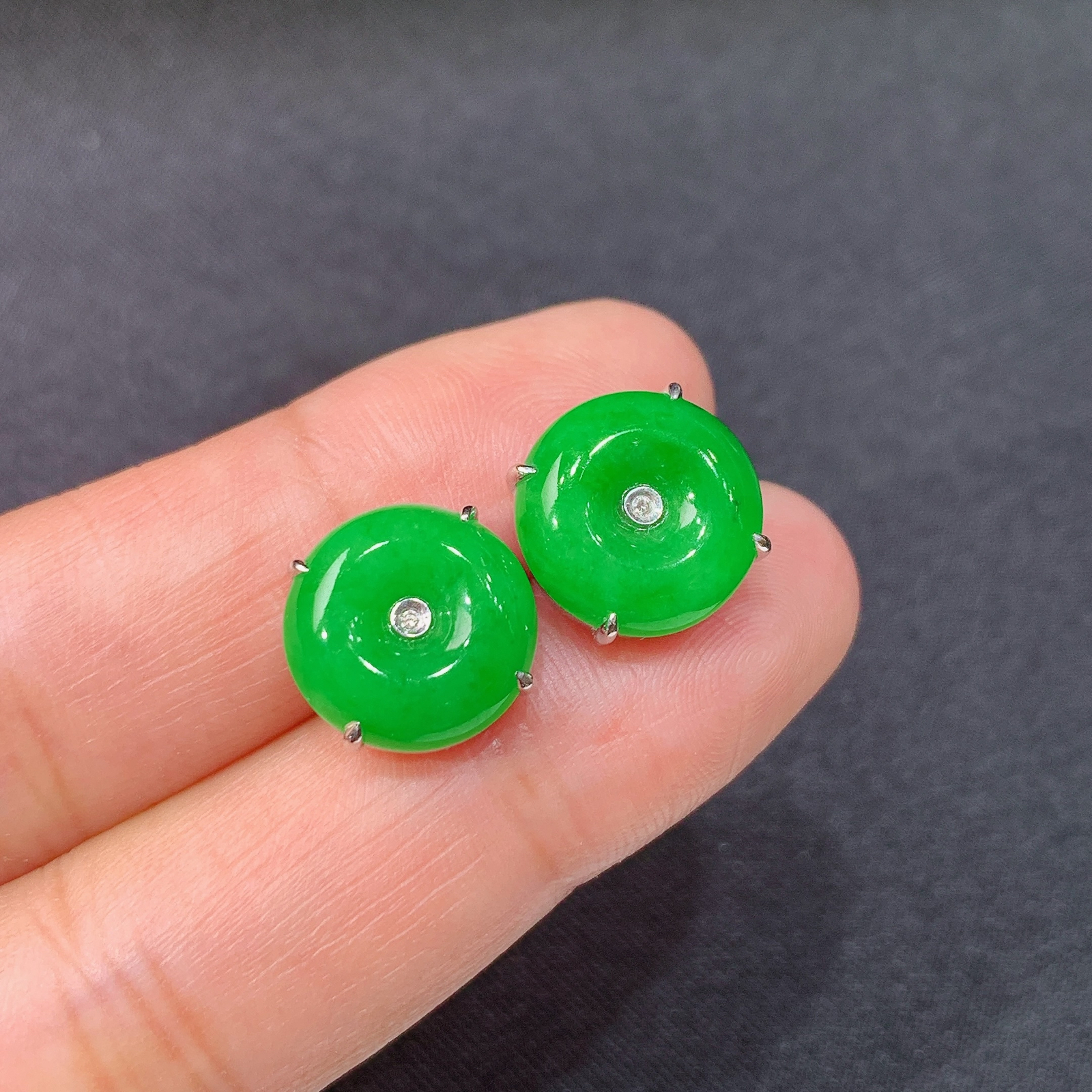 阳绿平安扣耳钉，18k金镶嵌，简约时尚，冰润细腻，种水足，Jc 12*3