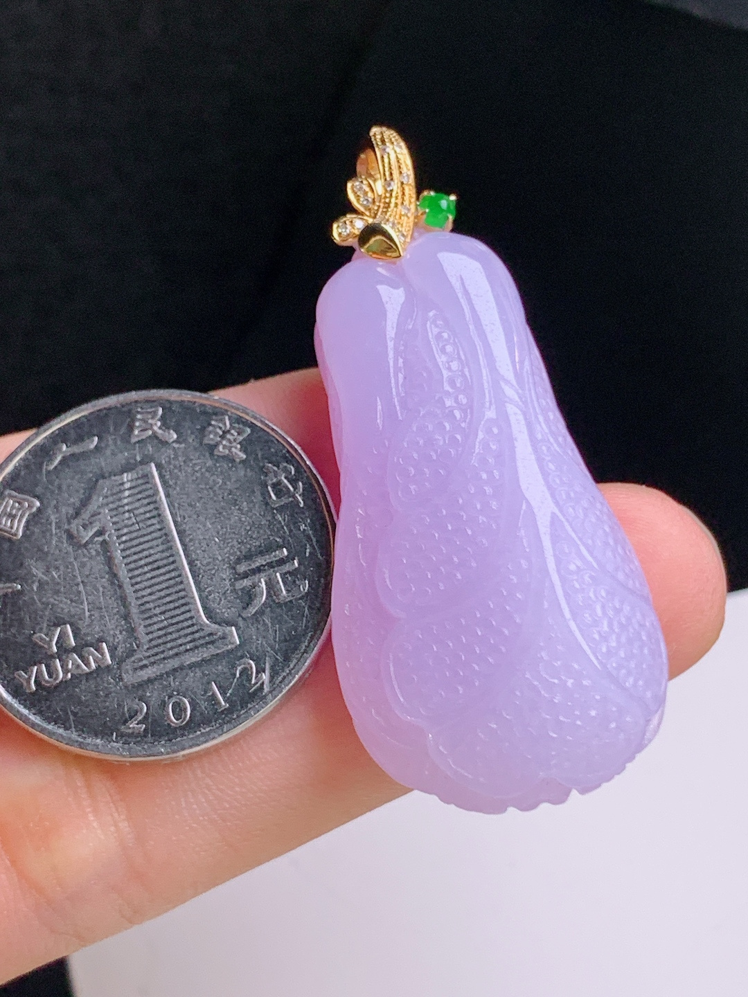 ️ 白菜吊坠，色浓饱满，雕工细腻，百财聚来 你，裸石37.3-19.9-10 整体45.9 29