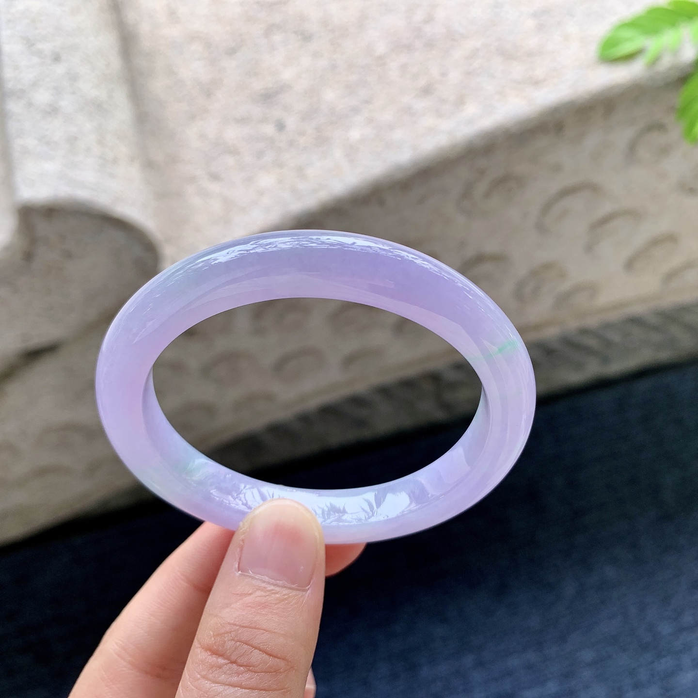 贵妃52 53 圈口53.2/46.8/9/7.6 编码C11090608 艳紫飘绿，水润，种老，细腻，打灯有棉线