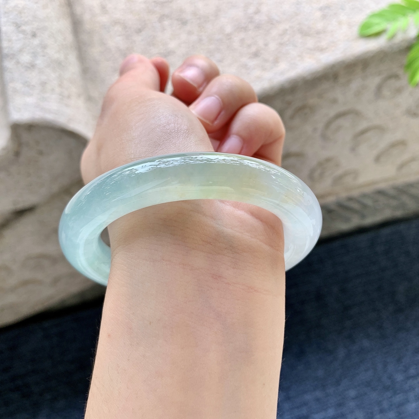 圆条54 55 圈口55.6/11.5/11.6 编码G6090360 冰晴底飘黄翡，清透，水润，种老，细腻，无裂