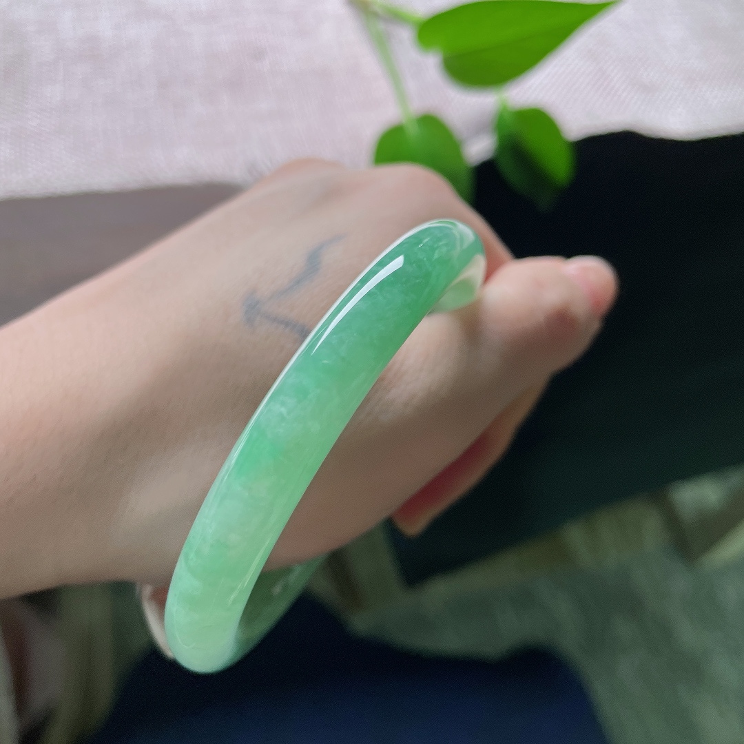 55.3/8.6，绿底圆条，无裂，种水温润通透，一汪湖绿萦绕镯身，色调清新，上手尽显温柔气质。ss59250a