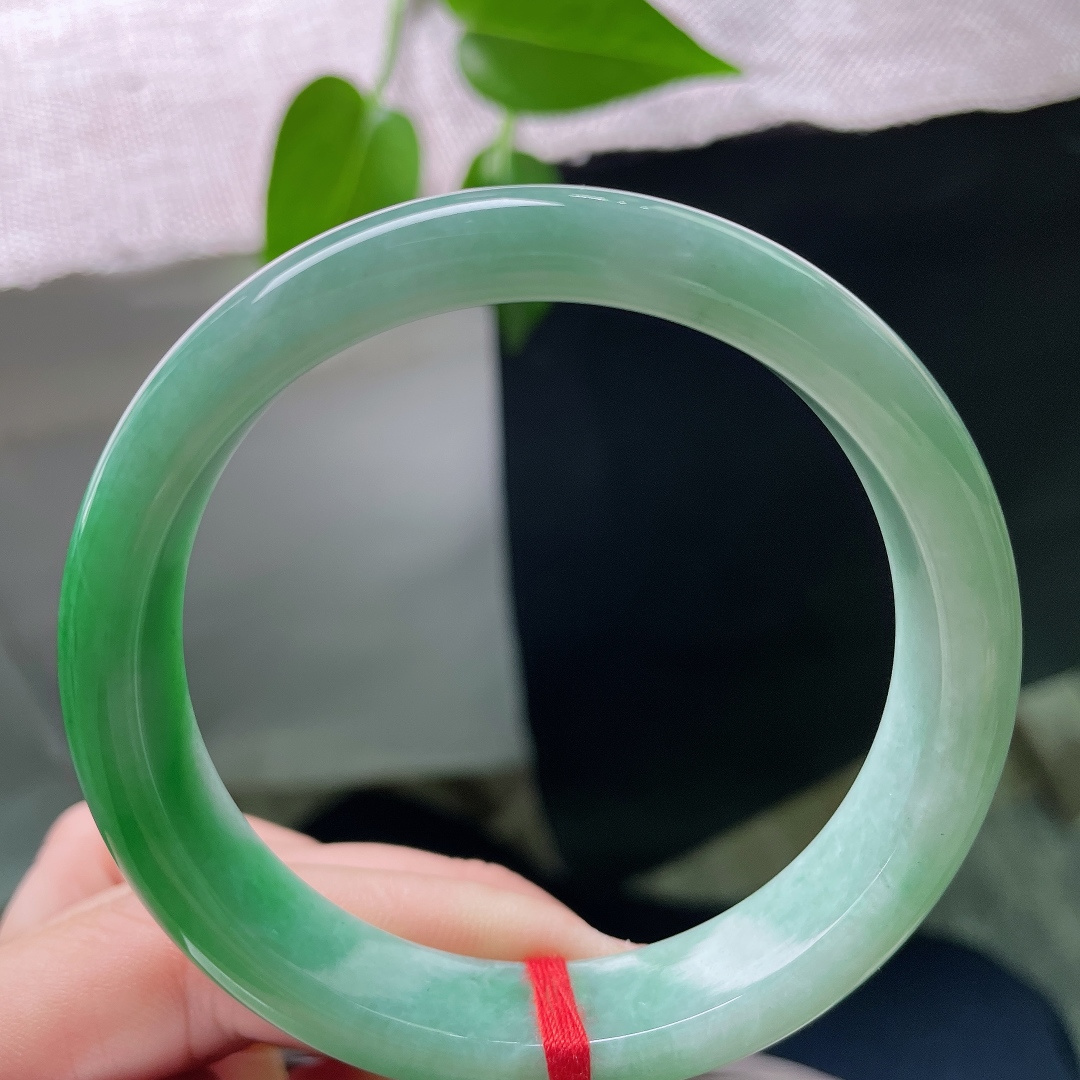 58.9/12.7/8.2，飘绿正圈，皮纹，温润细腻，翠色如烟似絮，仿佛春日山野的翠意，凝在一圈温润玉骨之间。ss59492a