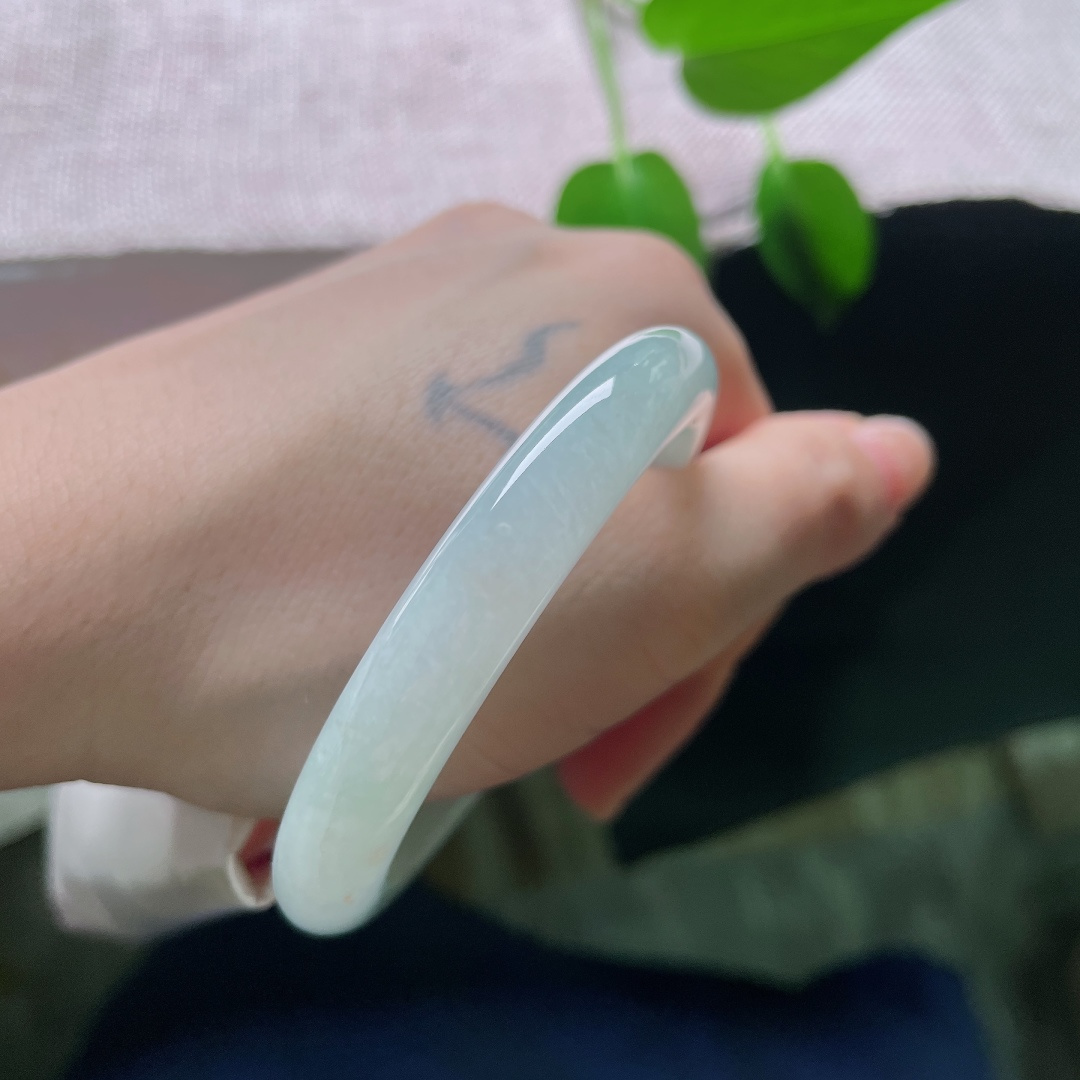 50.7/9.1/7.7，蓝底正圈，一点皮纹，洒金，一抹淡晴铺满镯身，质地细腻莹润，天然玉料保留原生细微印记。ss59474a