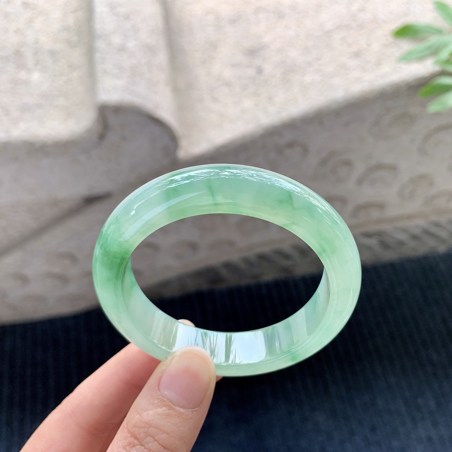 正圈50 51 圈口51/12.3/8.1 编码BA090756 冰糯飘绿，水润，种老，细腻，无裂