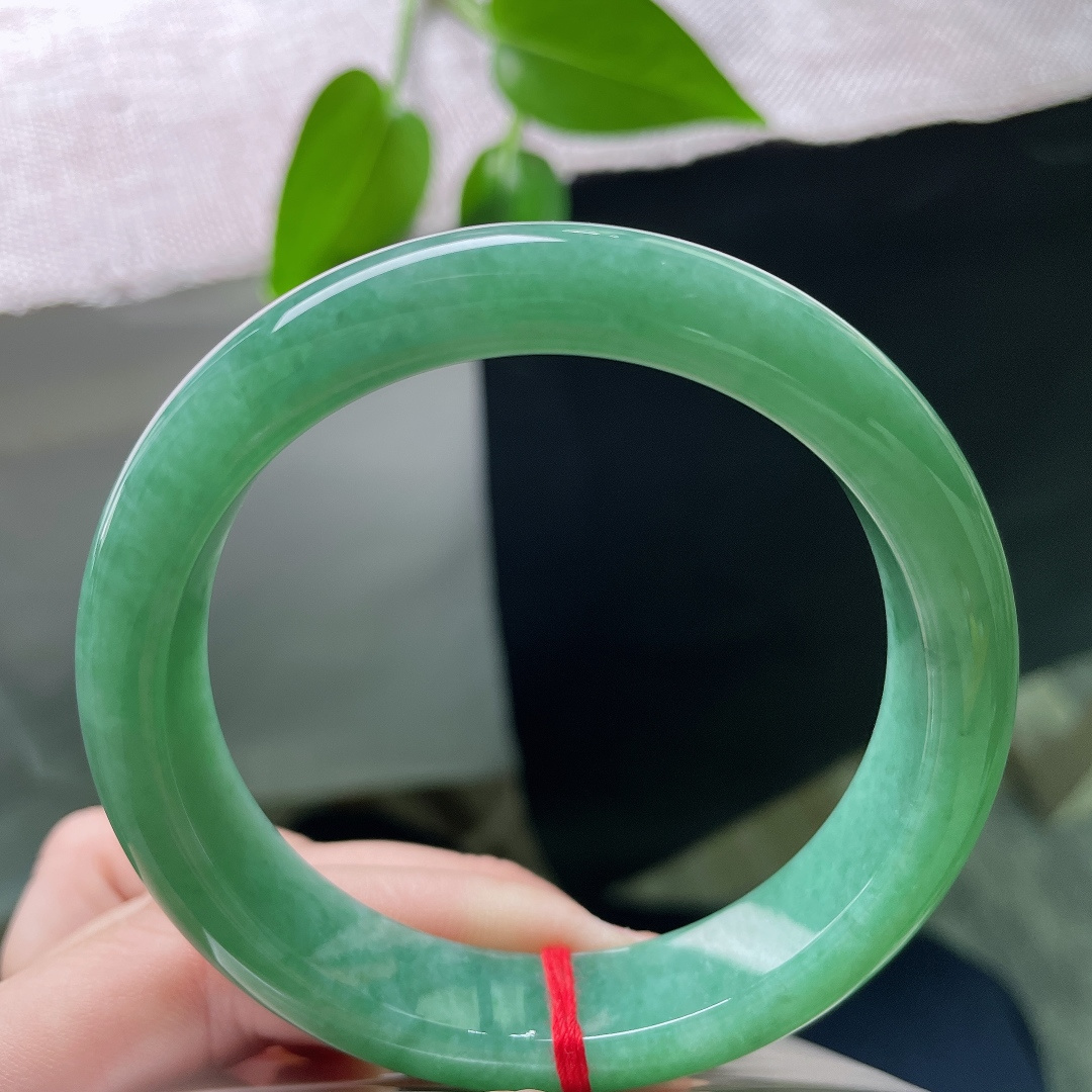 57.8/12.8/8.4，绿底正圈，通体满绿，通体浓润青碧，玉质细腻厚实，沉静温润自带雅致气场。ss59299a