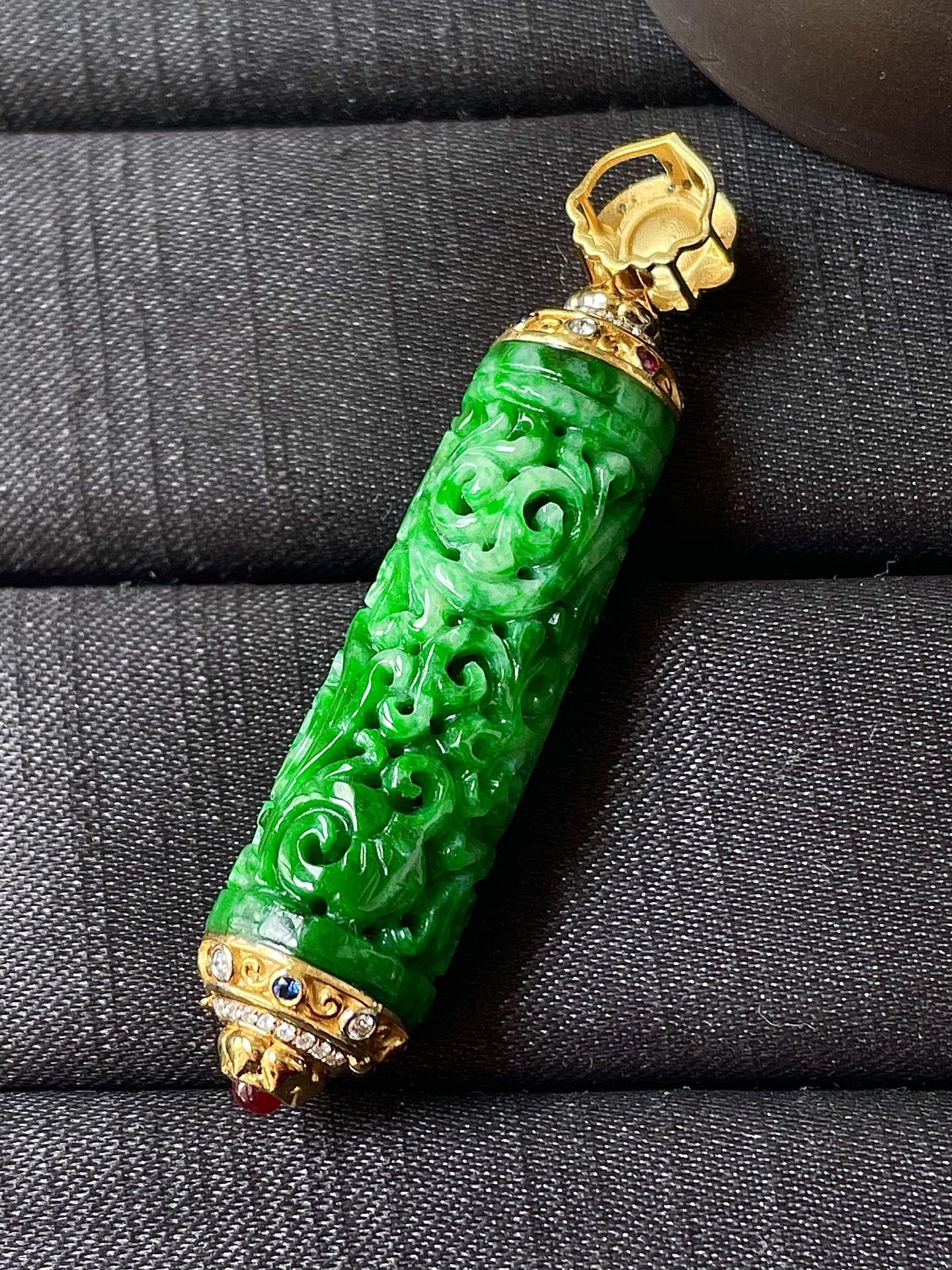 ️缅甸冰种阳绿雕花圆柱吊坠，色辣，18k金镶嵌，饱满水润，无裂，裸石尺寸34.6/12--57.8编码0918好数字