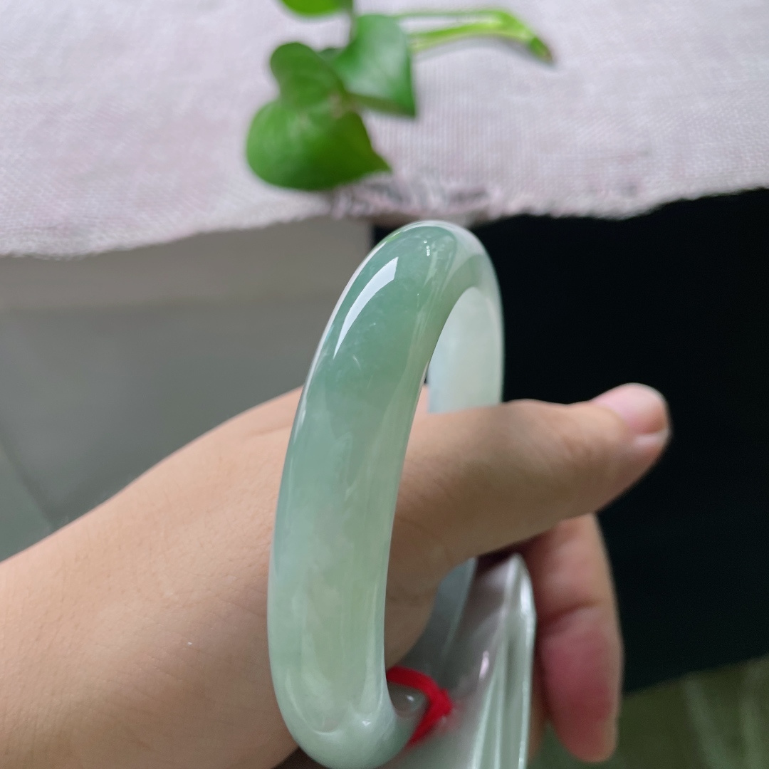 56.6/12.3/8.8，绿底正圈，无裂，玉质莹润透亮，光泽饱满华贵，自带温婉大气的珠光宝气。ss58874a
