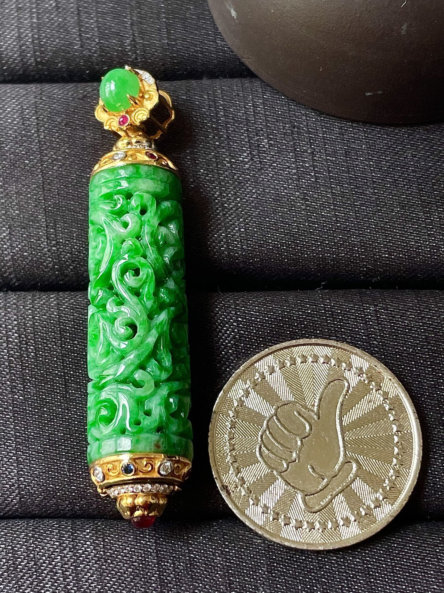 ️缅甸冰种阳绿雕花圆柱吊坠，色辣，18k金镶嵌，饱满水润，无裂，裸石尺寸34.6/12--57.8编码0918好数字