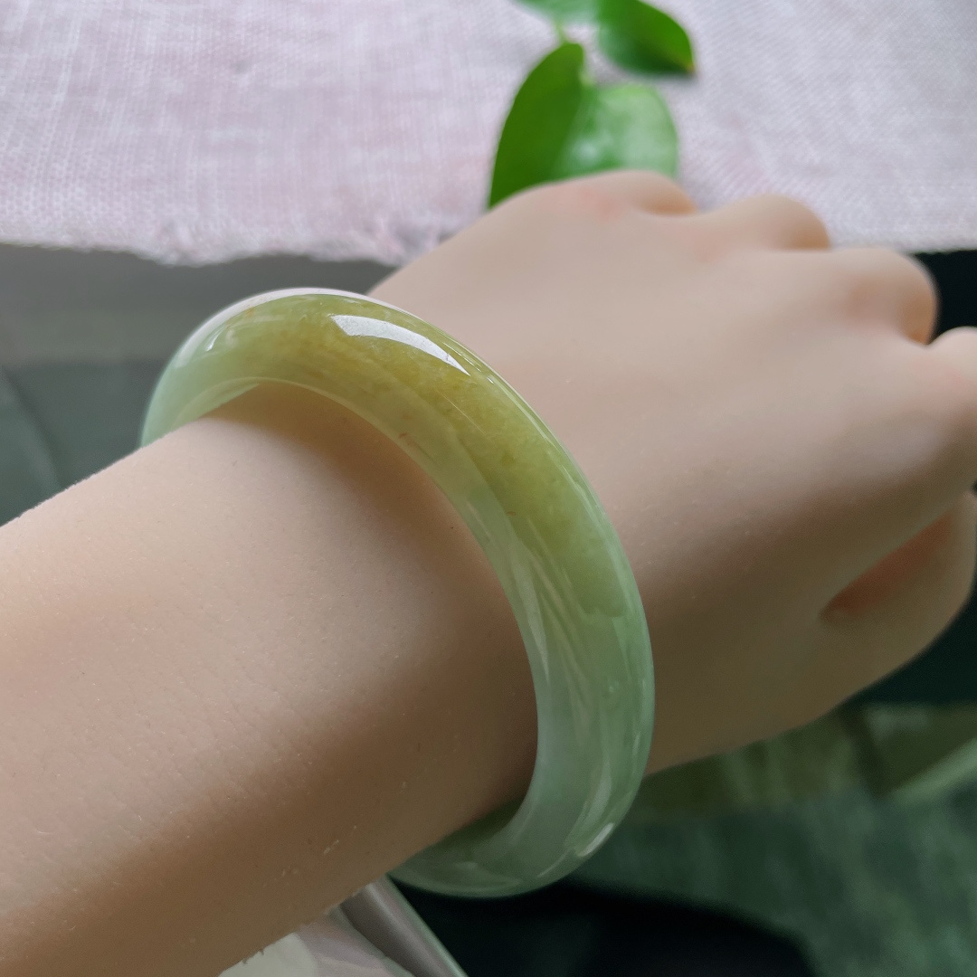 54.2/12.5/8.3，黄加绿正圈，一点皮纹，清润浅绿底色，流淌一抹暖黄，色调柔和雅致，素镯简约大气，日常佩戴温婉大方。ss57067a
