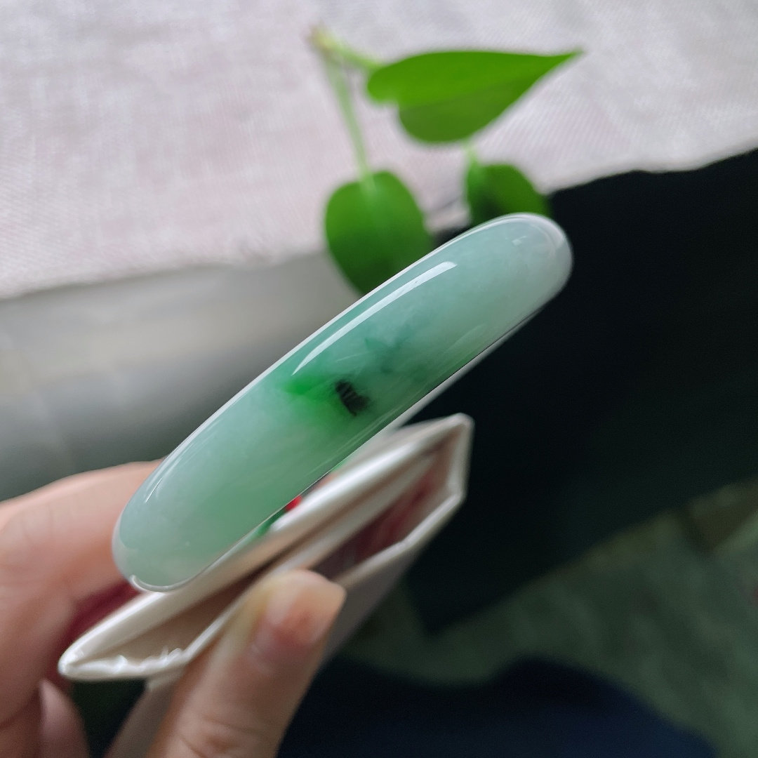 55.9/12/8.7，飘绿正圈，无裂，冰底柔和起光，辣绿鲜亮夺目，翠色聚散有致，温婉中藏着热烈风情。ss59317a