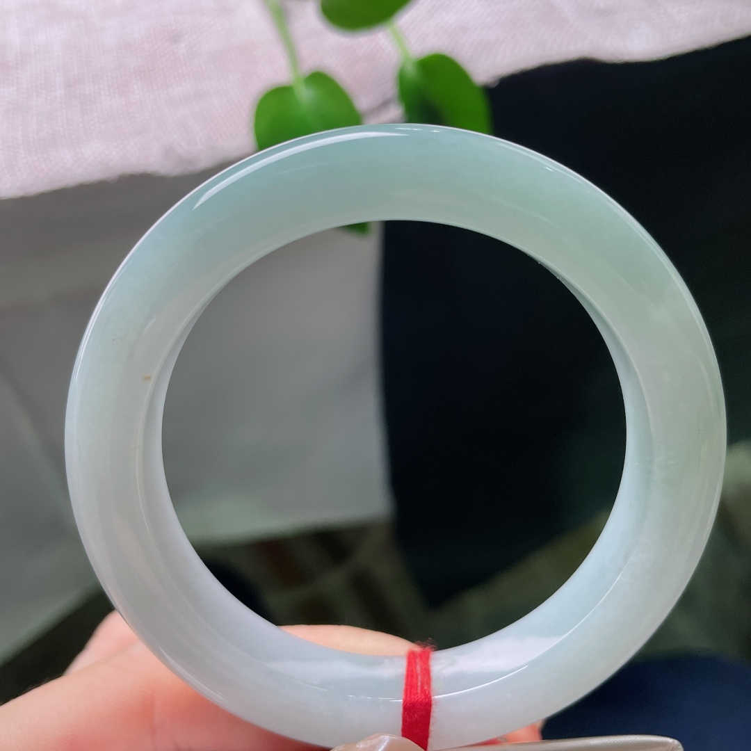 56.3/11.2/9.6，蓝底正圈，晶体线洒金，种水通透起胶，蓝底色干净纯粹，无多余杂色，简约素雅