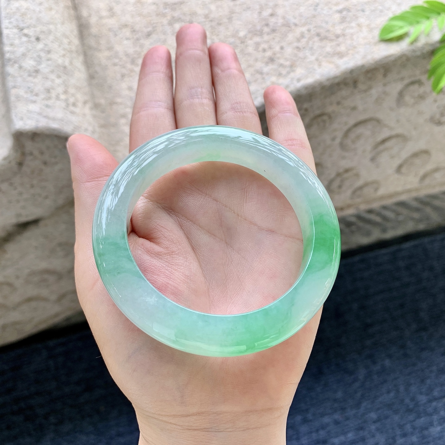 正圈56 57 圈口57.6/11.5/10.4 编码QX090635 冰糯飘阳绿，水润，种老，细腻，无裂