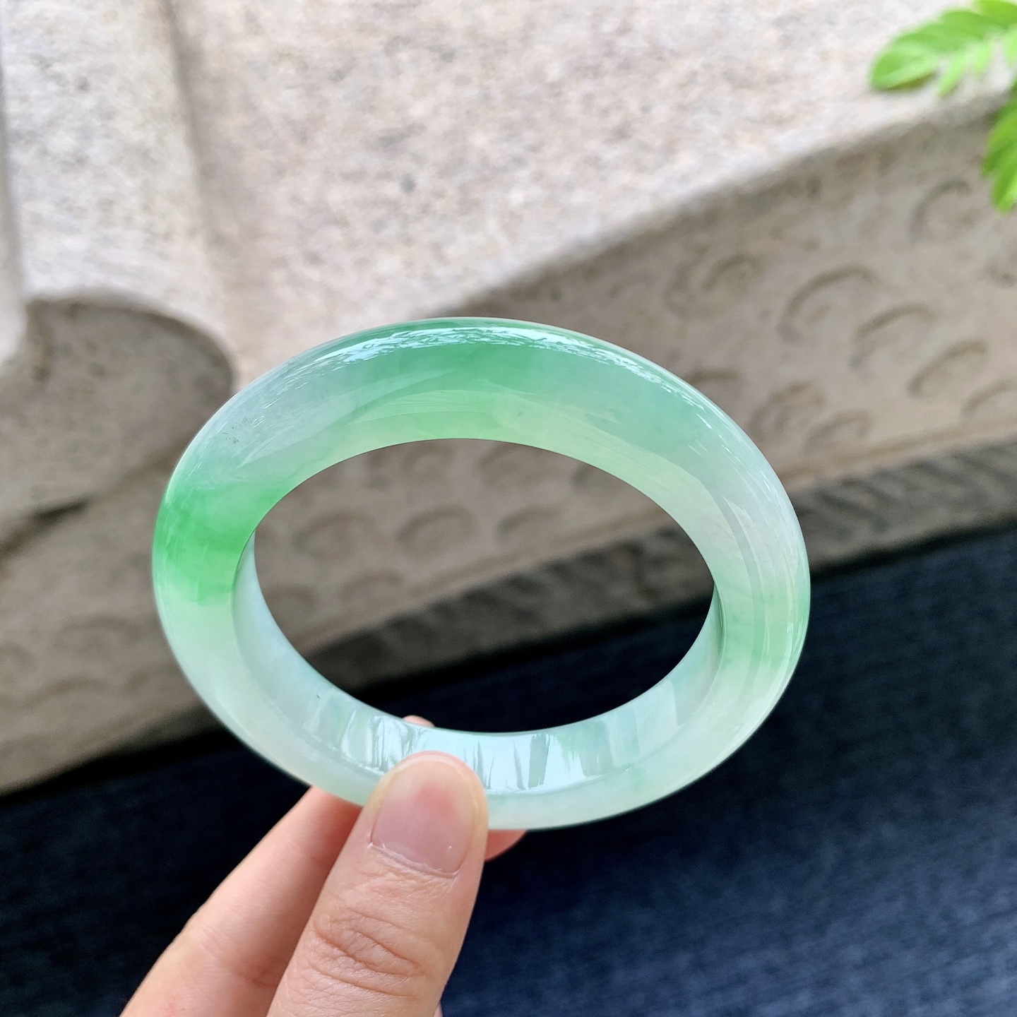 正圈56 57 圈口57.6/11.5/10.4 编码QX090635 冰糯飘阳绿，水润，种老，细腻，无裂