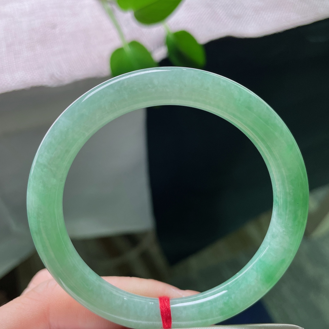55.3/8.6，绿底圆条，无裂，种水温润通透，一汪湖绿萦绕镯身，色调清新，上手尽显温柔气质。ss59250a