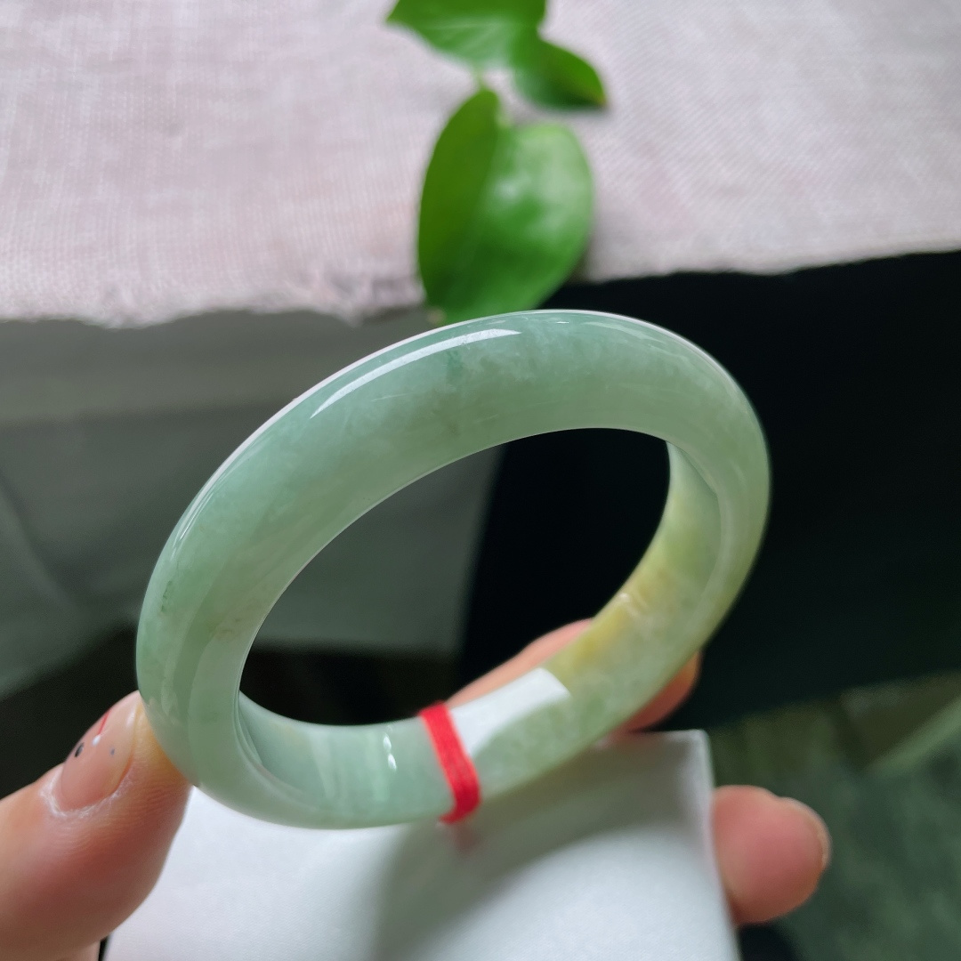 54.2/12.5/8.3，黄加绿正圈，一点皮纹，清润浅绿底色，流淌一抹暖黄，色调柔和雅致，素镯简约大气，日常佩戴温婉大方。ss57067a