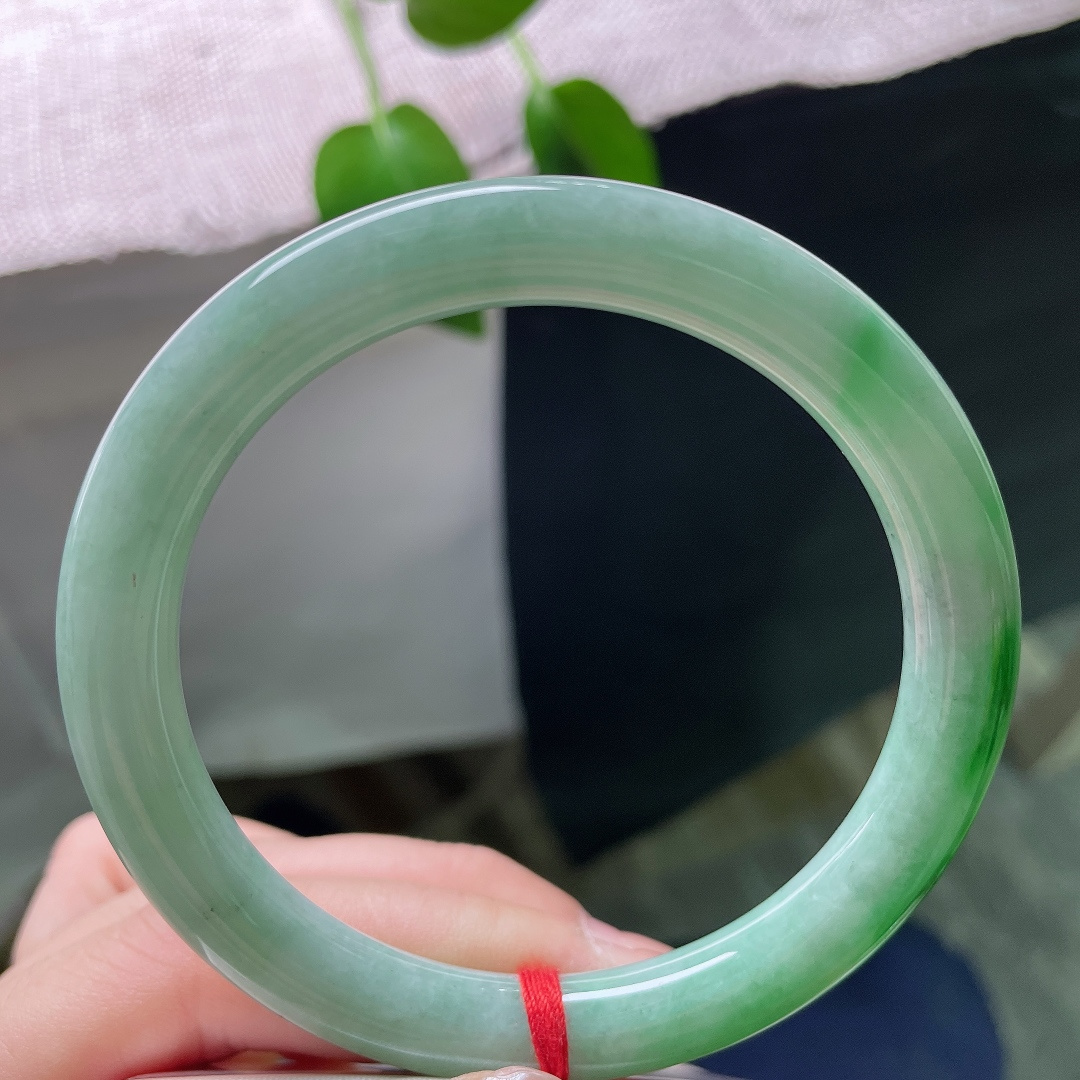 59.6/8.9，飘辣绿圆条，一点皮纹，底色清新温润，一抹艳绿落于镯身，灵动鲜活，尽显雅致风情。ss59493a