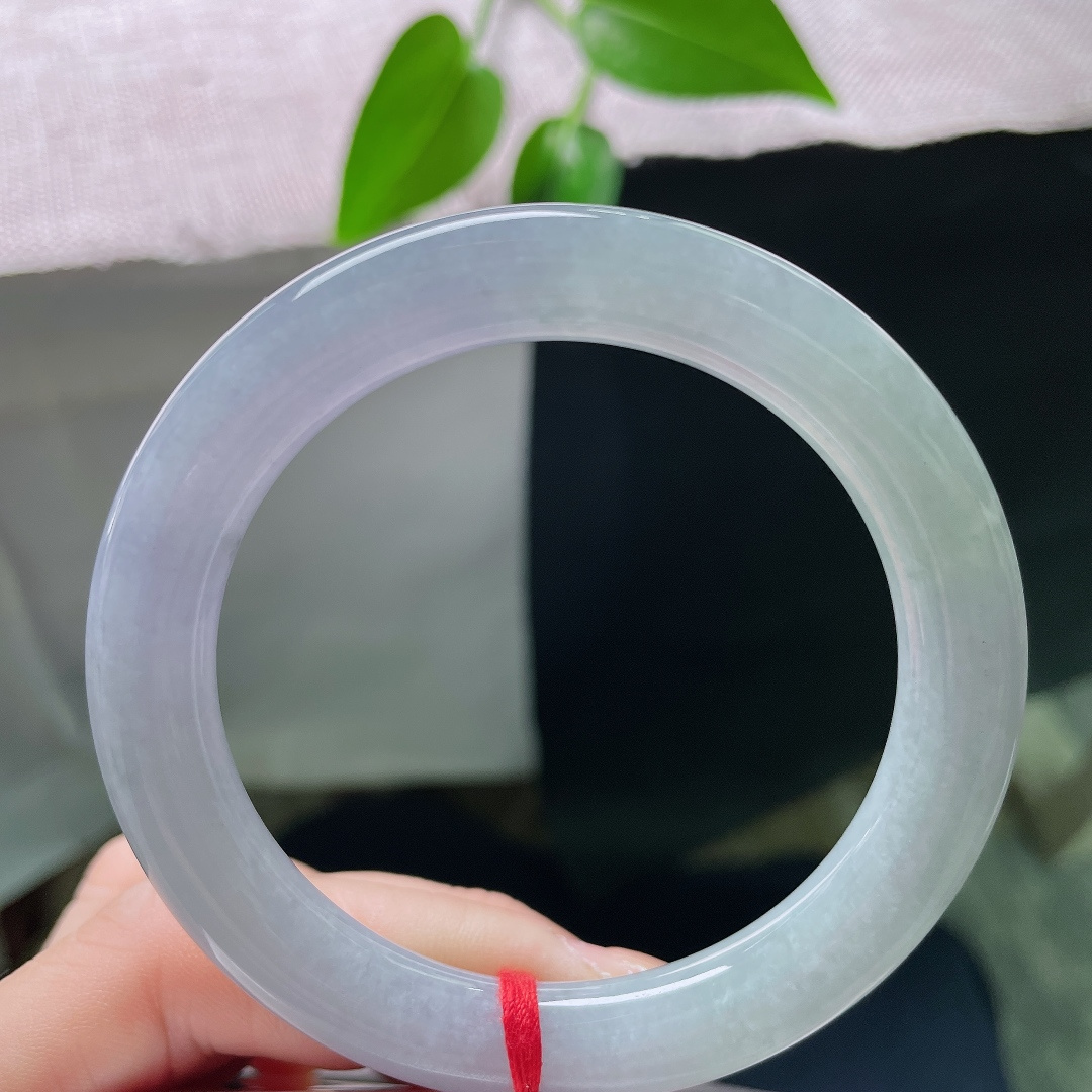 54.8/9.4，圆条，晶体，冰淡紫圆条翡翠镯，朦胧紫韵萦绕镯身，玉质莹润，自带温柔仙气。ss59485a