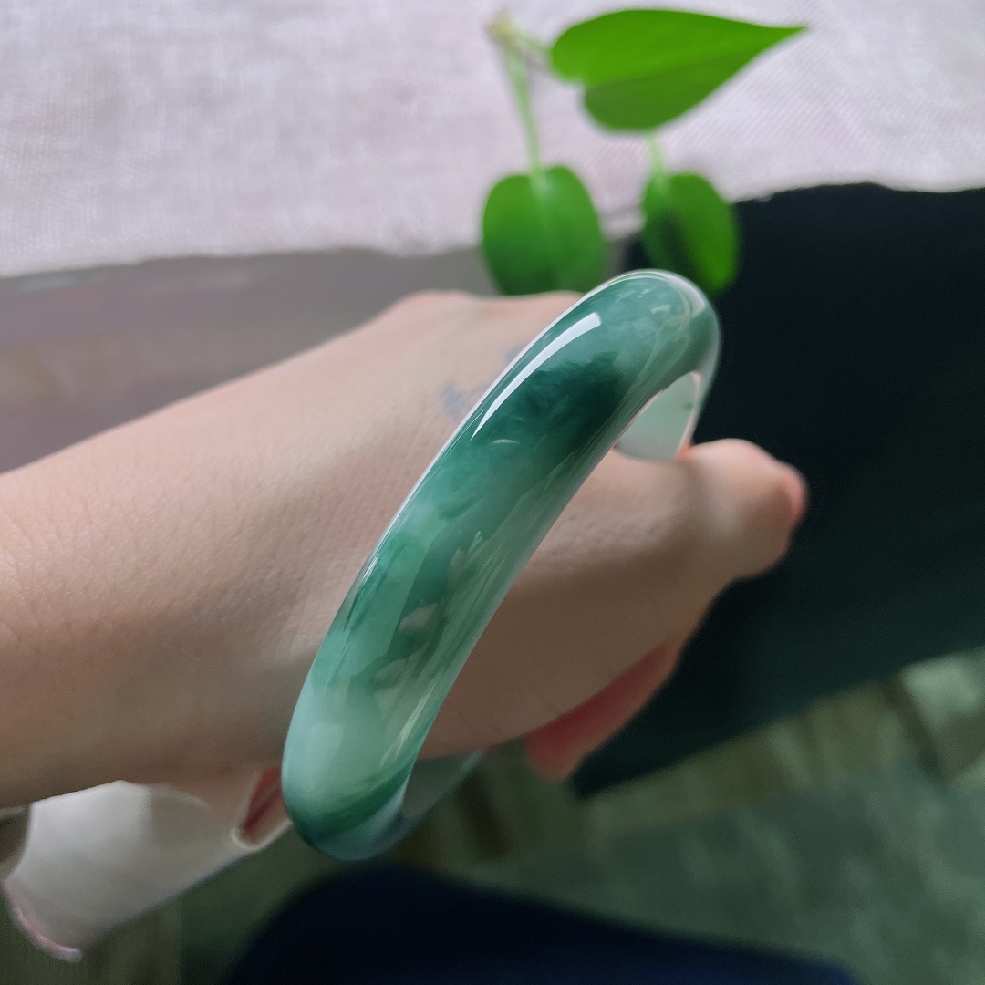 58.3/11.8/9.1，飘花正圈，无裂，玉底温润细腻，肉质紧密，半壁墨绿飘花宛如一幅凝在腕间的水墨丹青，沉静又富有诗意。ss59347a