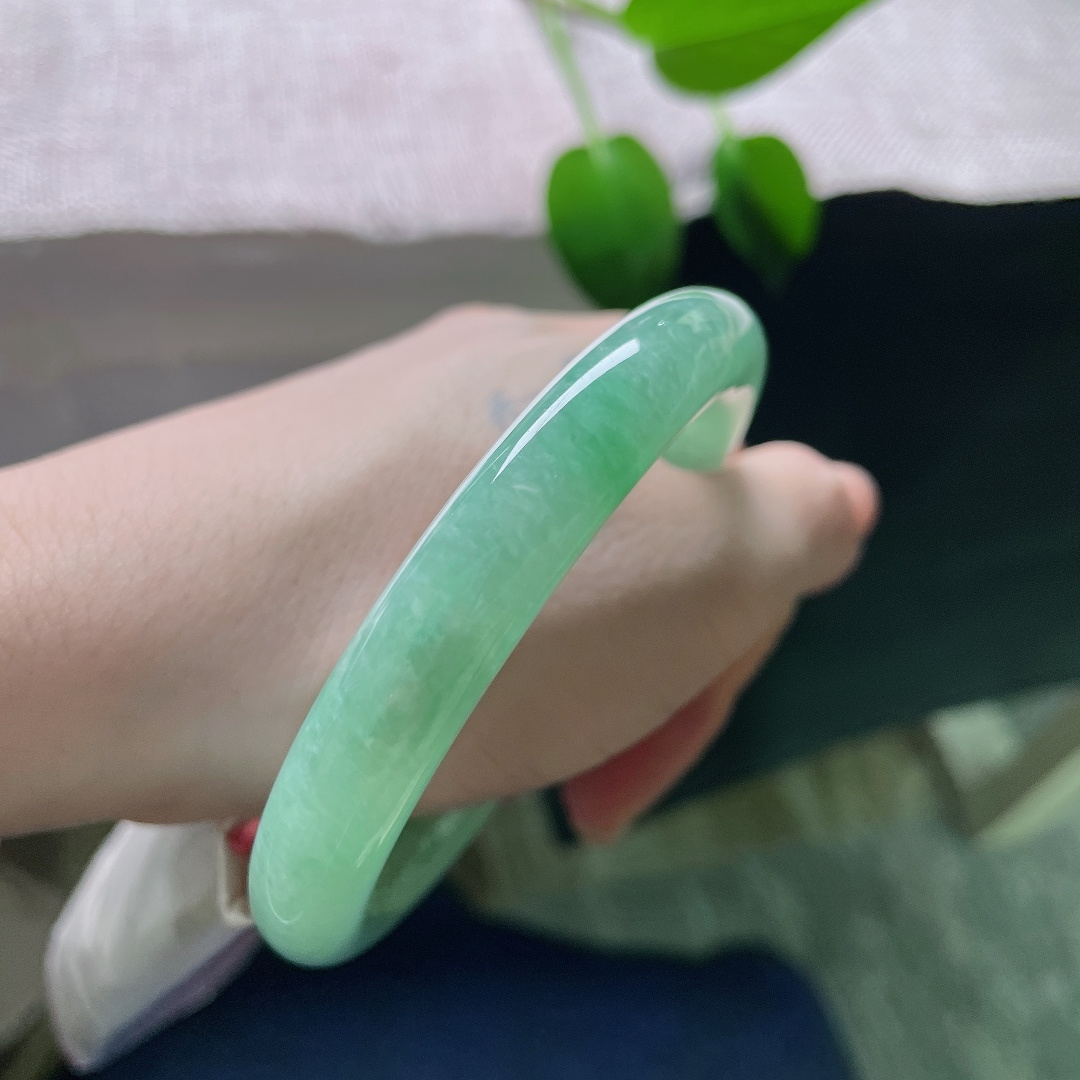 57.8/10.5，绿底圆条，无裂，湖水绿圆条福镯，满圈清润湖色，玉质细腻莹透，自带温婉如水气韵。ss59248a