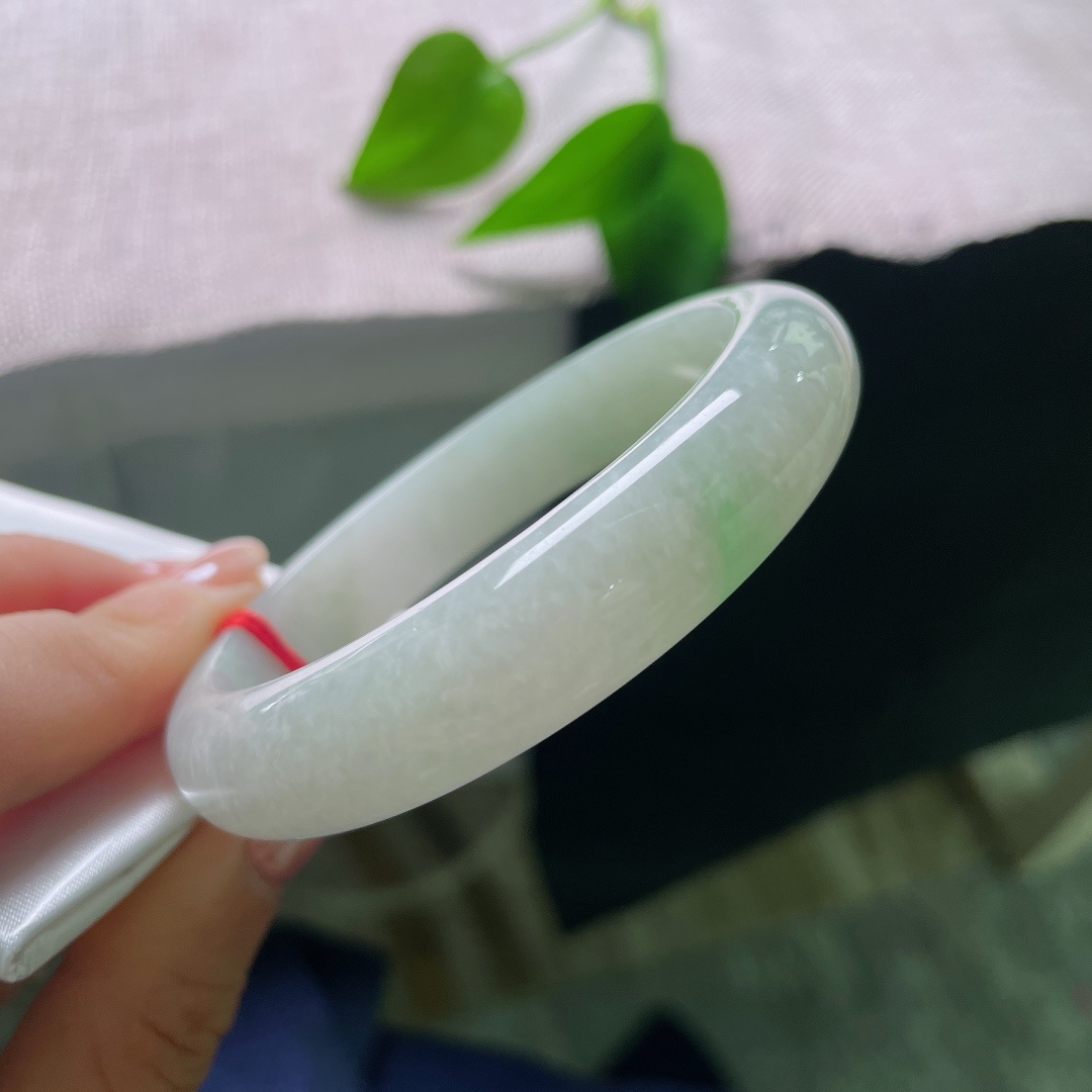 58.5/13/7.8，绿底正圈，晶体，清浅柔和的底色十分衬肤，不挑年龄与穿搭，日常通勤佩戴简约大方。ss57760a