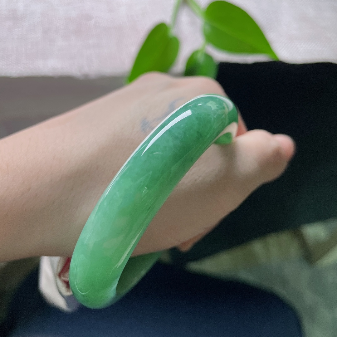 57.8/12.8/8.4，绿底正圈，通体满绿，通体浓润青碧，玉质细腻厚实，沉静温润自带雅致气场。ss59299a