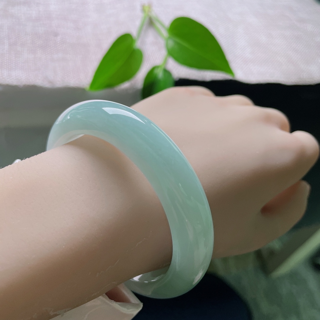 55.8/12.5/9.1，蓝底正圈，一点皮纹，底子细腻柔和，一抹浅晴铺满镯身，胶感淡淡，耐看而不浮夸。ss59509a