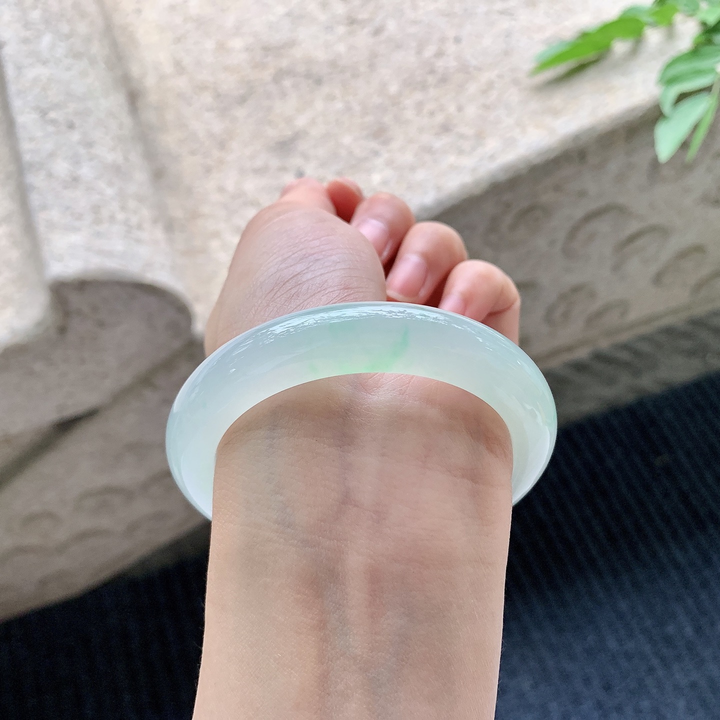 正圈54 55 圈口54.1/11/9 编码A1090619 糯冰飘绿，水润，种老，细腻，无裂