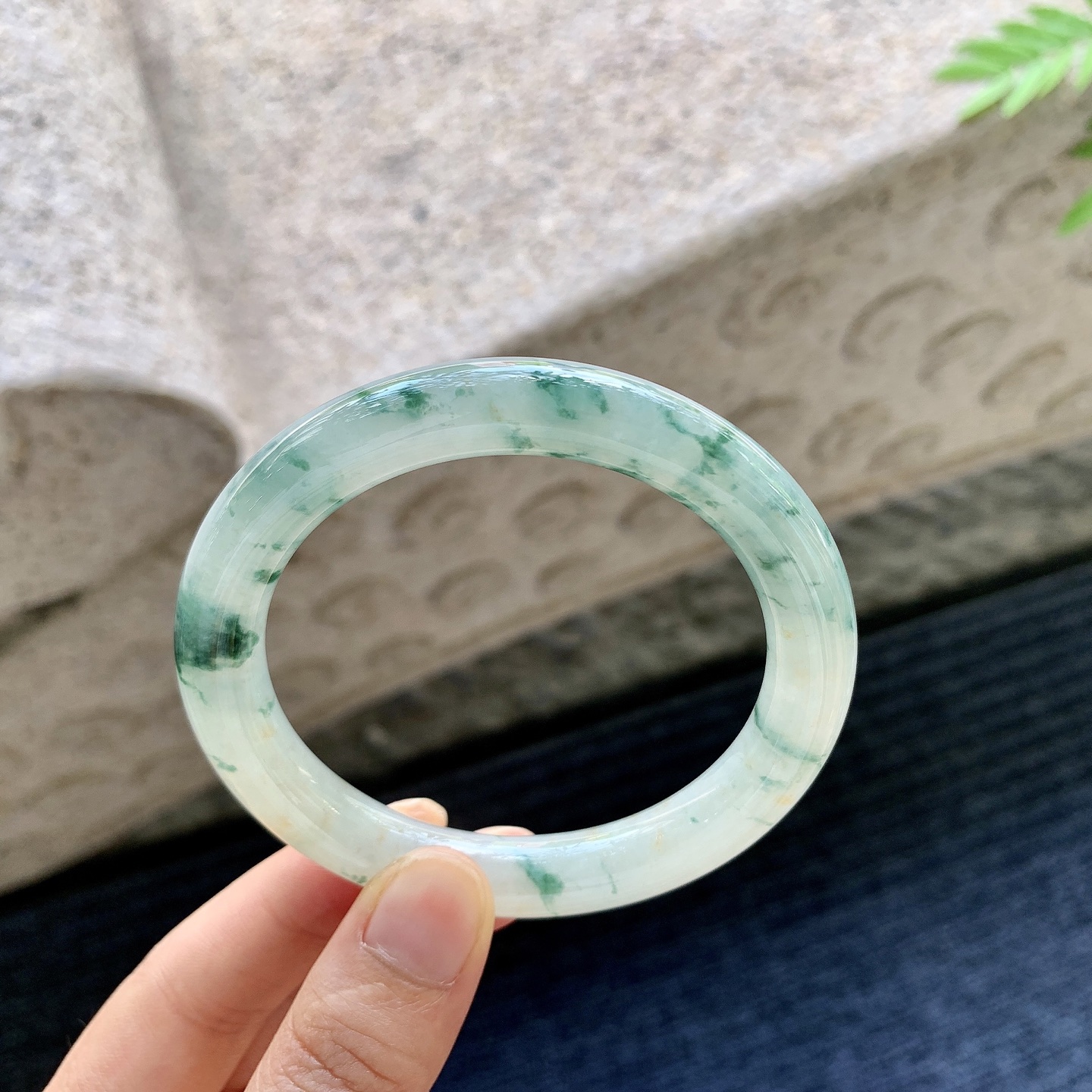 圆条55 56 圈口56.4/9.6/9.3 编码A1090774 糯冰飘花，飘黄翡，水润，种老，细腻，无裂