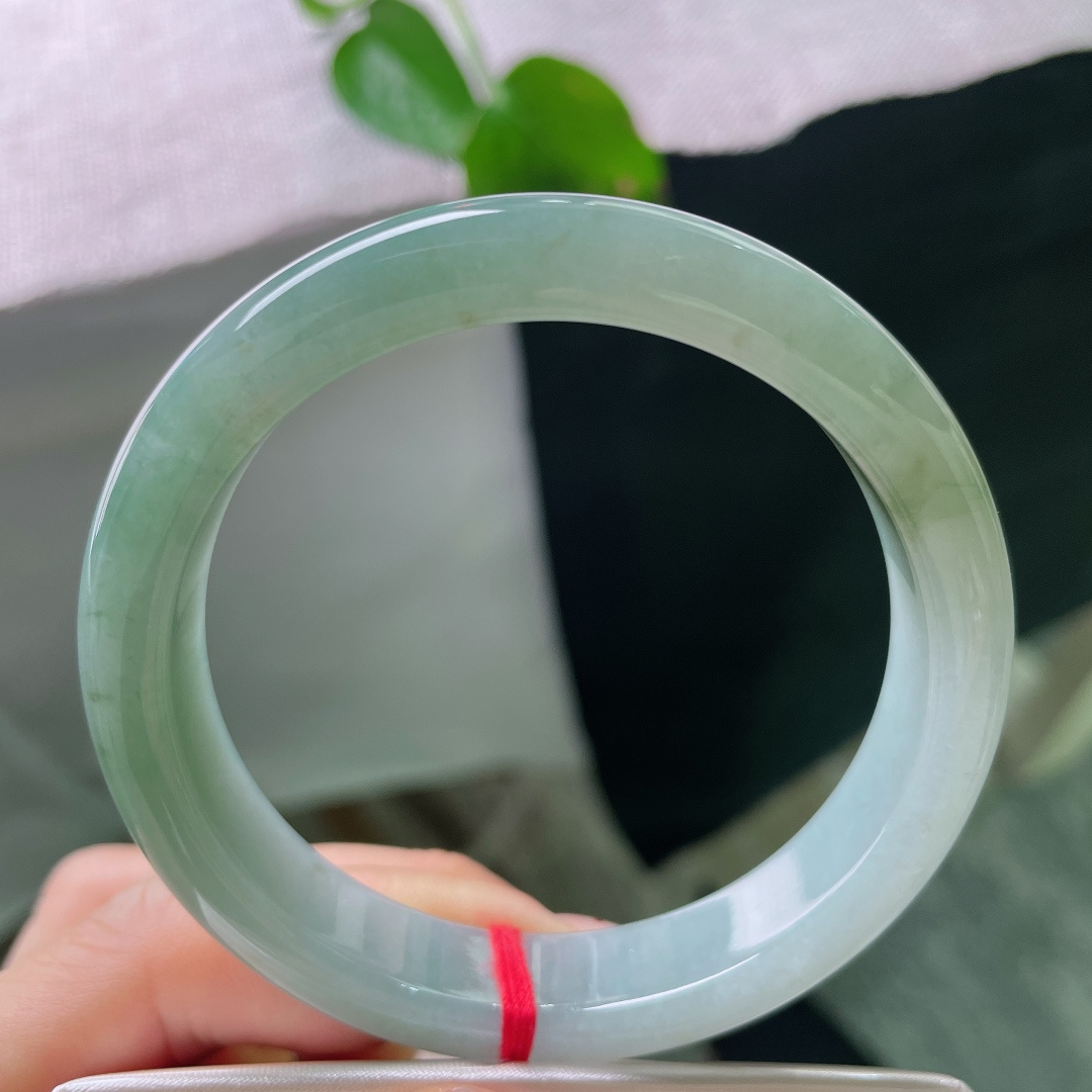 56.8/11.6/8.0，绿底正圈，有点黄翡，色调沉稳雅致，衬得手腕白皙，通勤日常佩戴都很合适。ss56468a
