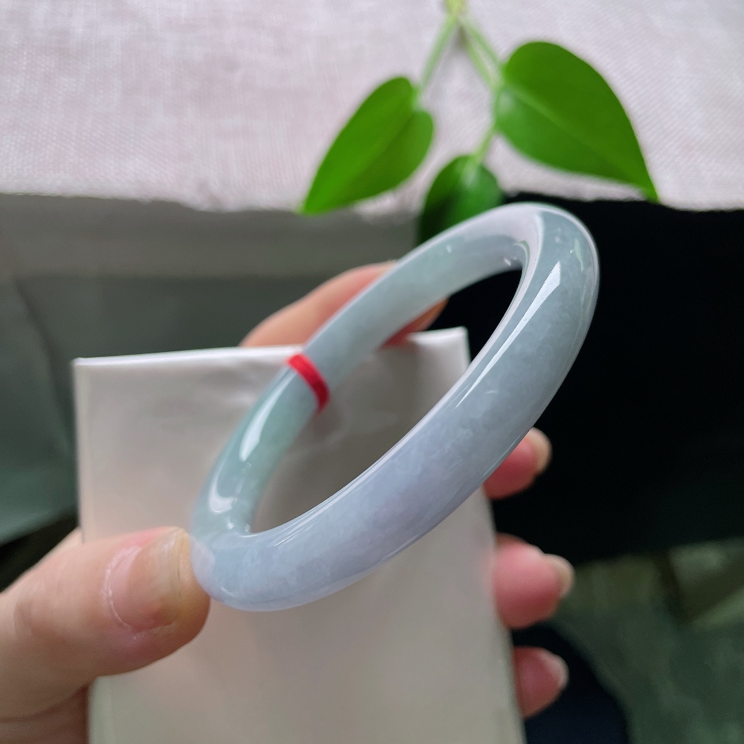 54.8/9.4，圆条，晶体，冰淡紫圆条翡翠镯，朦胧紫韵萦绕镯身，玉质莹润，自带温柔仙气。ss59485a