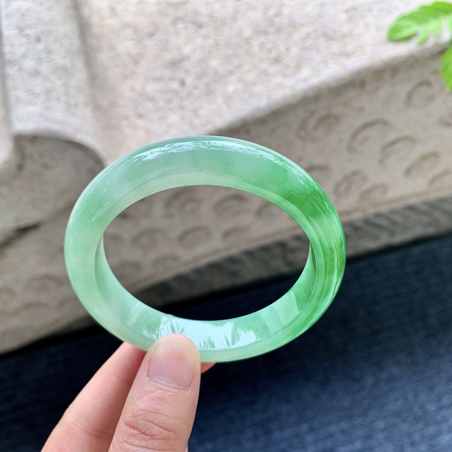 正圈54 55 圈口55.6/12.2/8.4 编码W6090620 冰糯辣绿，水润，种老，细腻，无裂