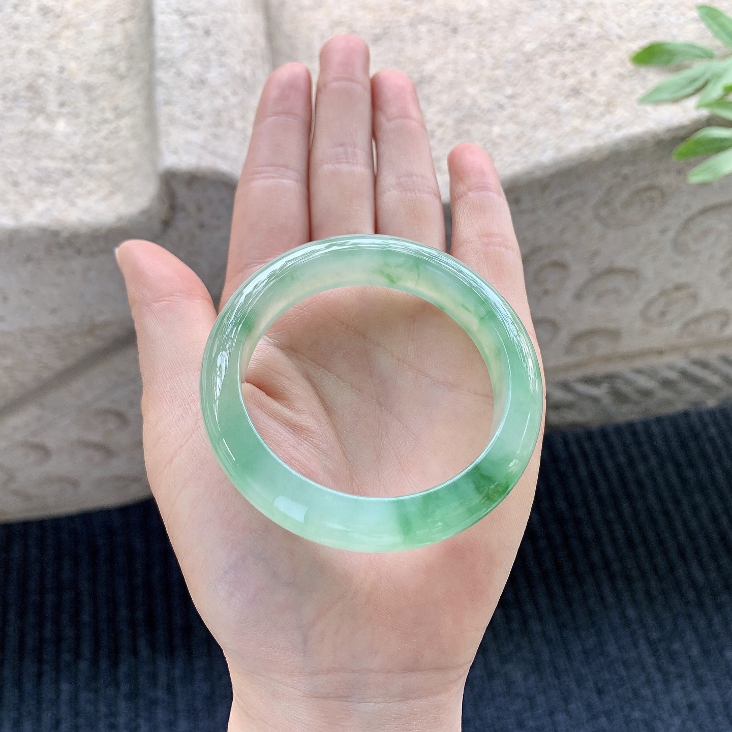 正圈50 51 圈口51/12.3/8.1 编码BA090756 冰糯飘绿，水润，种老，细腻，无裂